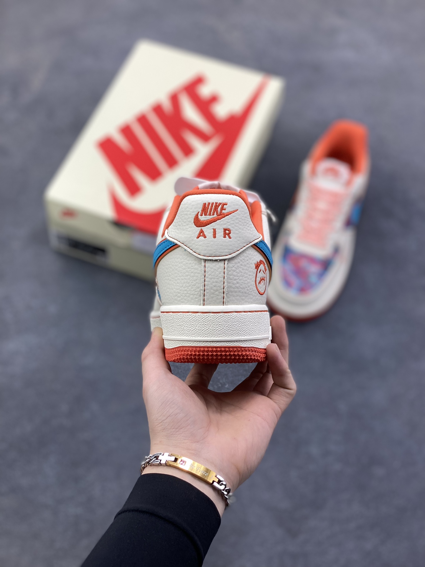 图片[4]-NIke Air Force 1 ‘07 Low “花橙鬼脸”空军一号 低帮 运动鞋 休闲鞋 折边针车 工艺难度大 原楦头原纸板 原装鞋盒 定制五金配件 内置全掌气垫 原厂鞋底 货号：XL1979-125 尺码：36 36.5 37.5 38 38.5 39 40 40.5 41 42 42.5 43 44 44.5 45-选品中心