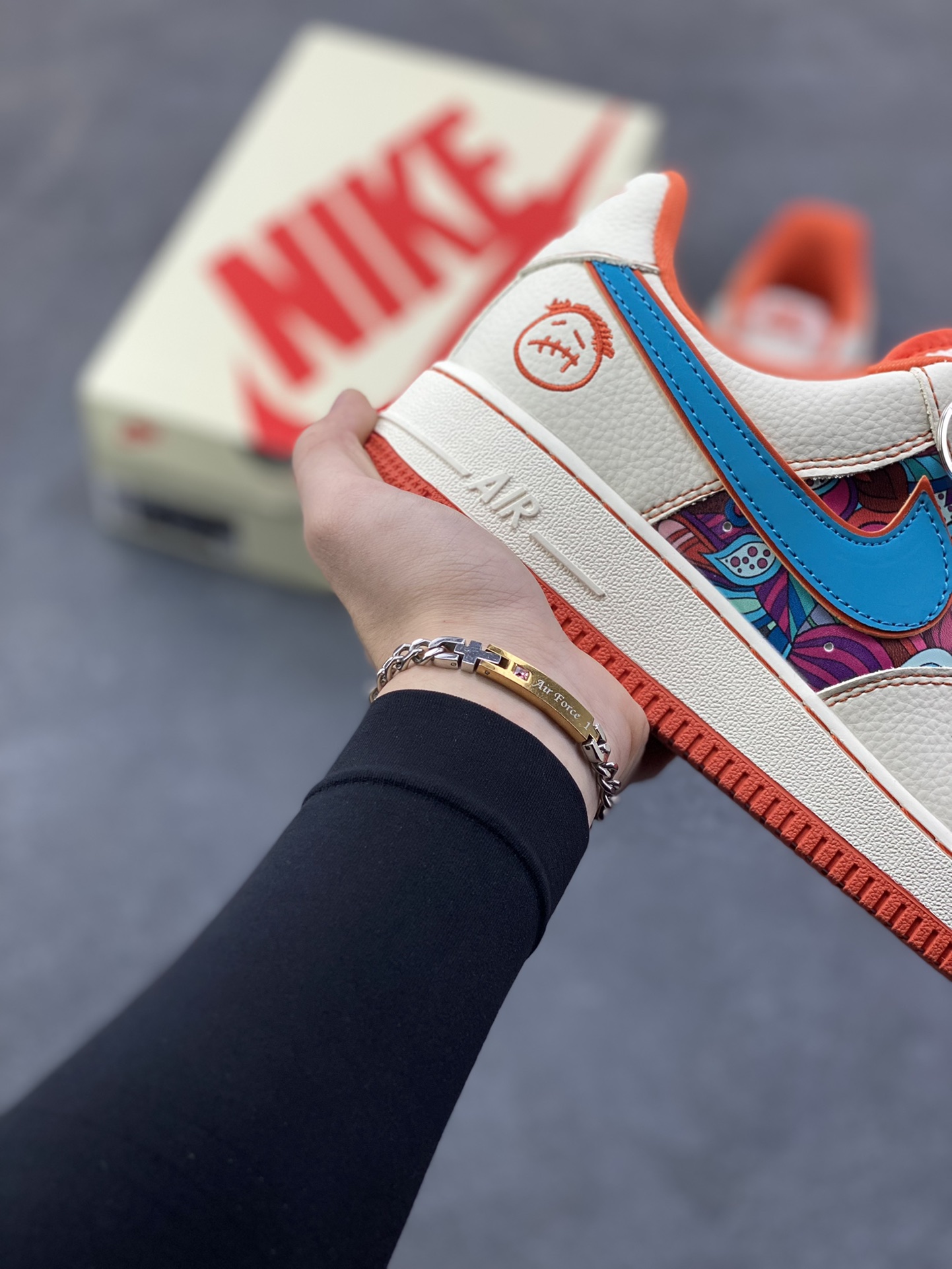 图片[6]-NIke Air Force 1 ‘07 Low “花橙鬼脸”空军一号 低帮 运动鞋 休闲鞋 折边针车 工艺难度大 原楦头原纸板 原装鞋盒 定制五金配件 内置全掌气垫 原厂鞋底 货号：XL1979-125 尺码：36 36.5 37.5 38 38.5 39 40 40.5 41 42 42.5 43 44 44.5 45-选品中心