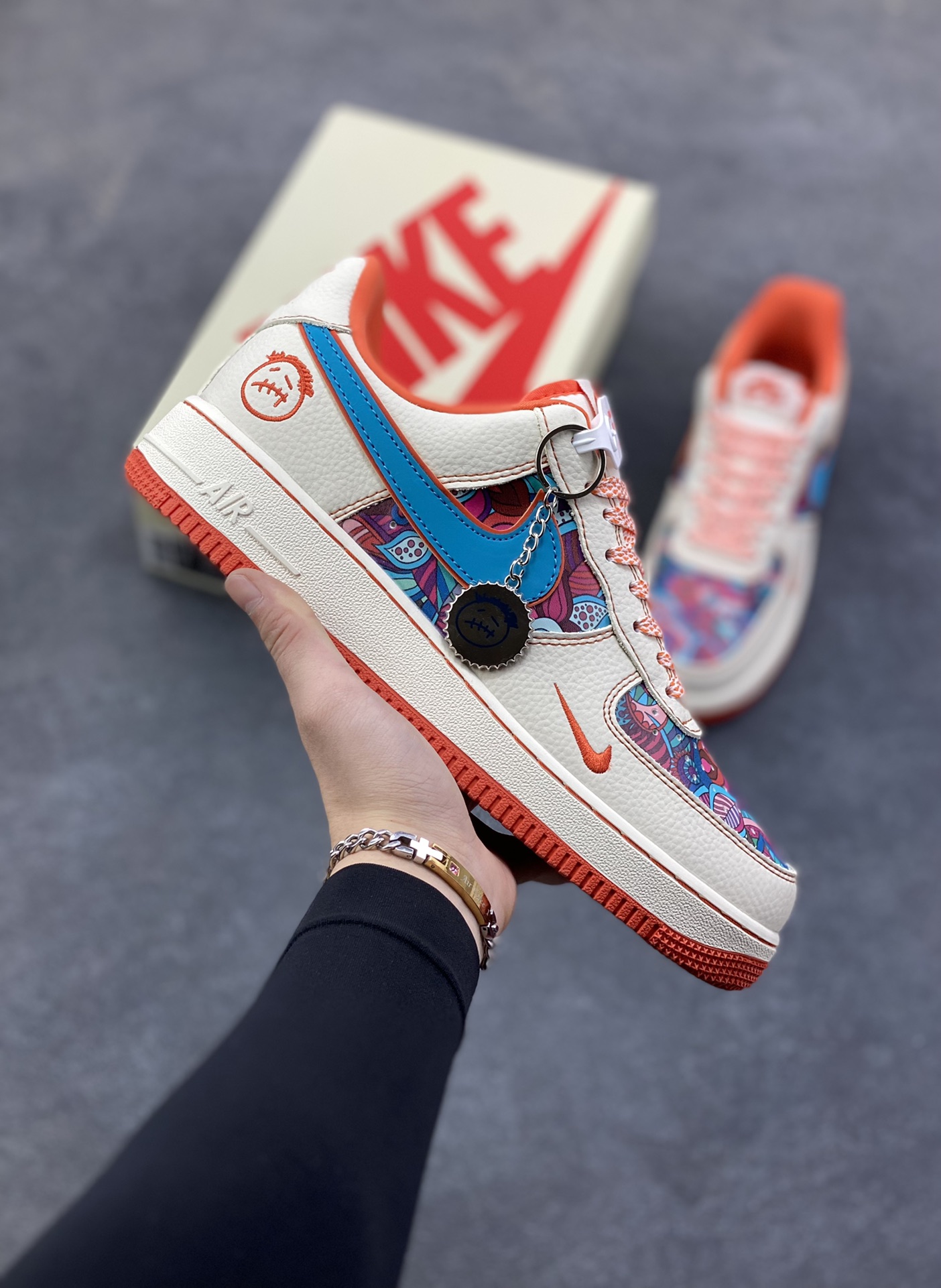 NIke Air Force 1 ‘07 Low “花橙鬼脸”空军一号 低帮 运动鞋 休闲鞋 折边针车 工艺难度大 原楦头原纸板 原装鞋盒 定制五金配件 内置全掌气垫 原厂鞋底 货号：XL1979-125 尺码：36 36.5 37.5 38 38.5 39 40 40.5 41 42 42.5 43 44 44.5 45-选品中心