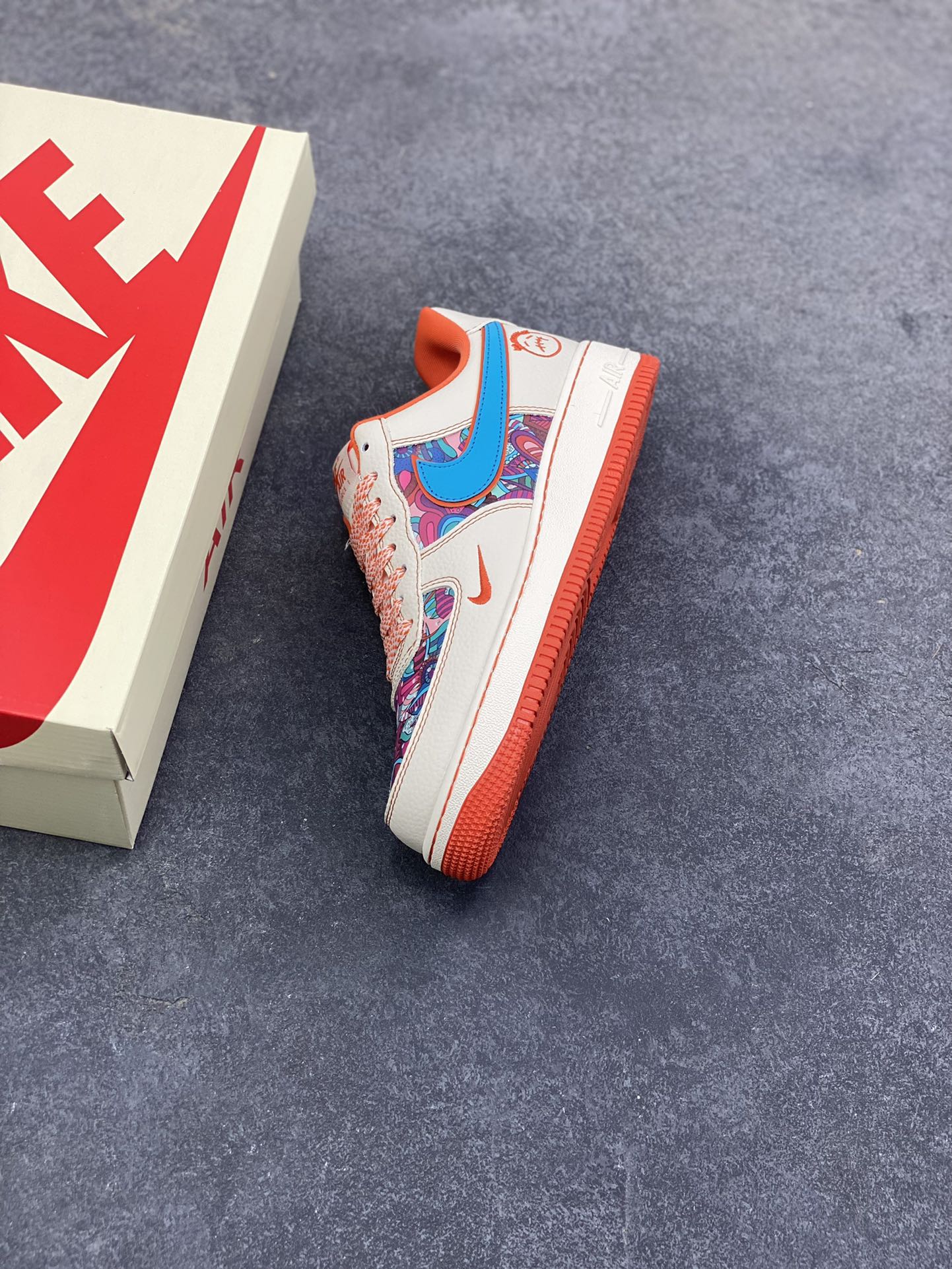 图片[7]-NIke Air Force 1 ‘07 Low “花橙鬼脸”空军一号 低帮 运动鞋 休闲鞋 折边针车 工艺难度大 原楦头原纸板 原装鞋盒 定制五金配件 内置全掌气垫 原厂鞋底 货号：XL1979-125 尺码：36 36.5 37.5 38 38.5 39 40 40.5 41 42 42.5 43 44 44.5 45-选品中心