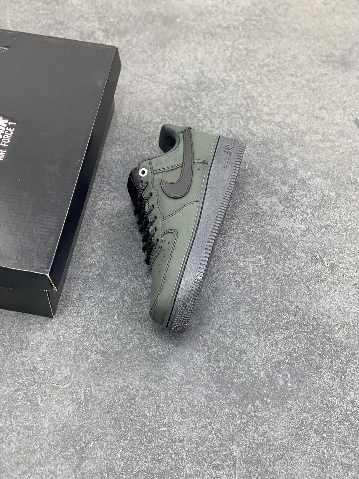 图片[7]-Nike Air Force 1 Low 墨绿黑 空军一号低帮运动休闲板鞋 原楦头原纸板 打造纯正空军版型 专注外贸渠道 全掌内置蜂窝气垫 原盒配件 原厂中底钢印、拉帮完美 货号：CJ9179-001 尺码：36 36.5 37.5 38 38.5 39 40 40.5 41 42 42.5 43 44 44.5 45 46-选品中心