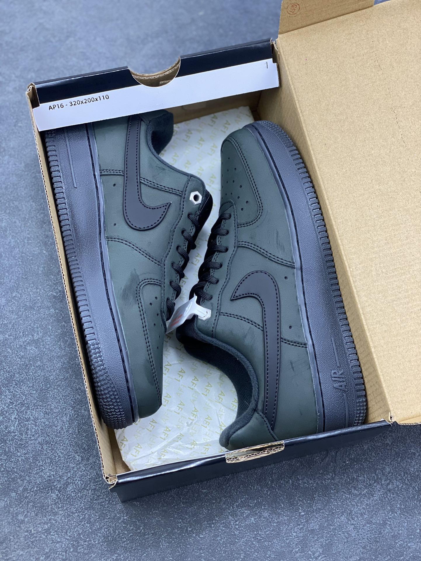 图片[9]-Nike Air Force 1 Low 墨绿黑 空军一号低帮运动休闲板鞋 原楦头原纸板 打造纯正空军版型 专注外贸渠道 全掌内置蜂窝气垫 原盒配件 原厂中底钢印、拉帮完美 货号：CJ9179-001 尺码：36 36.5 37.5 38 38.5 39 40 40.5 41 42 42.5 43 44 44.5 45 46-选品中心