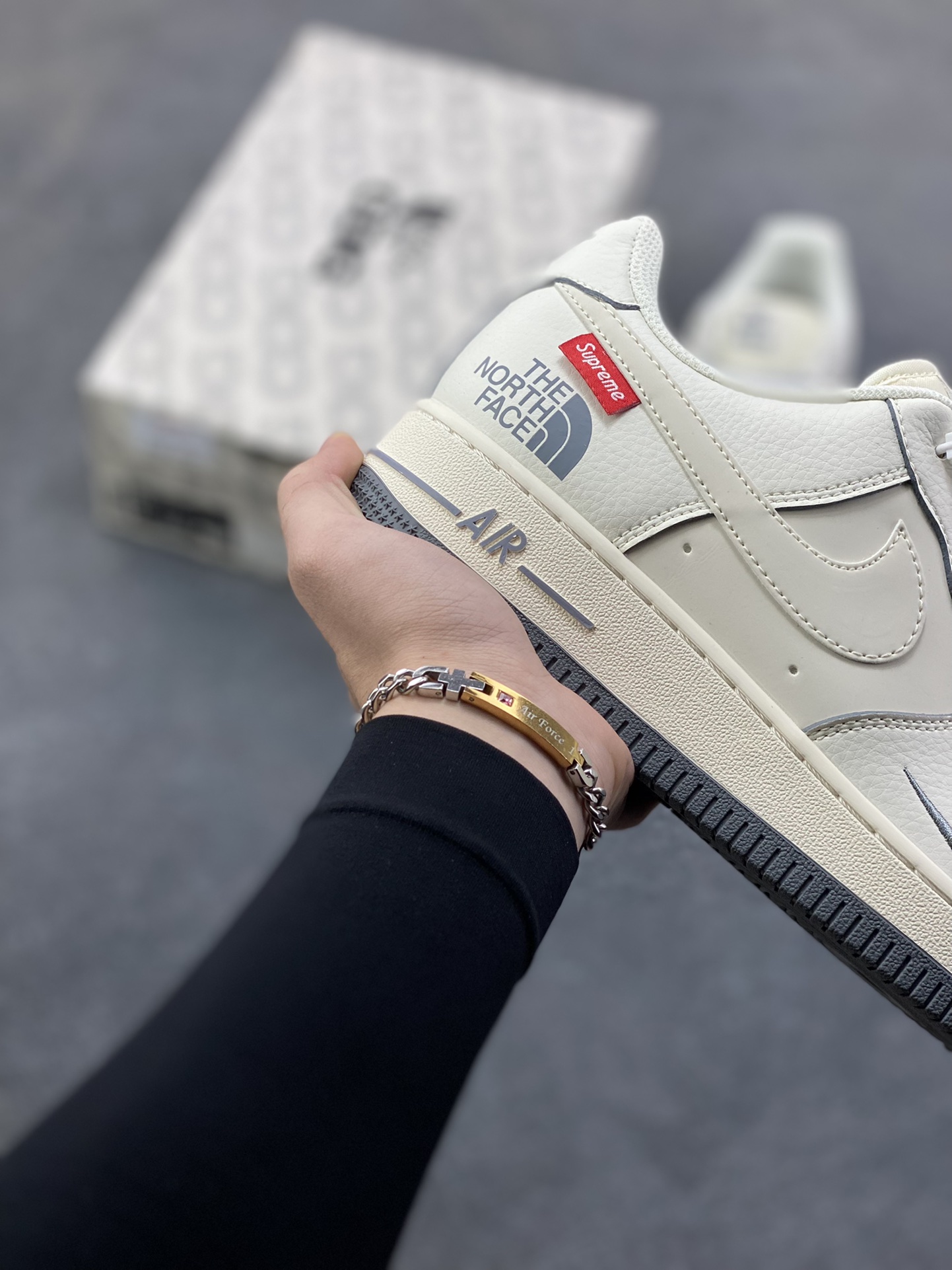 图片[6]-NIke Air Force 1 ‘07 Low “Supreme北面联名—透心米灰”空军一号 低帮 运动鞋 休闲鞋 折边针车 工艺难度大 原楦头原纸板 原装鞋盒 定制五金配件 内置全掌气垫 原厂鞋底 货号：XZ1996-710 尺码：36 36.5 37.5 38 38.5 39 40 40.5 41 42 42.5 43 44 44.5 45-选品中心