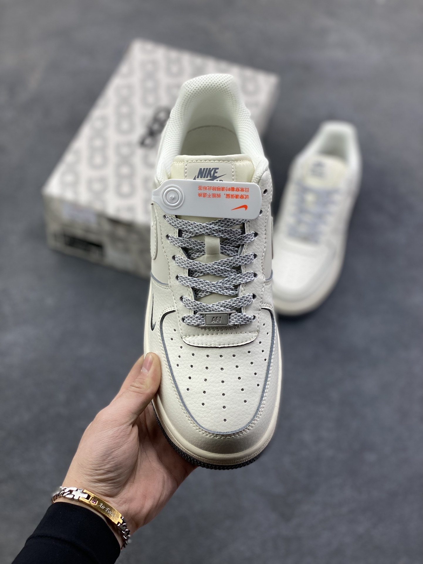 图片[2]-NIke Air Force 1 ‘07 Low “Supreme北面联名—透心米灰”空军一号 低帮 运动鞋 休闲鞋 折边针车 工艺难度大 原楦头原纸板 原装鞋盒 定制五金配件 内置全掌气垫 原厂鞋底 货号：XZ1996-710 尺码：36 36.5 37.5 38 38.5 39 40 40.5 41 42 42.5 43 44 44.5 45-选品中心