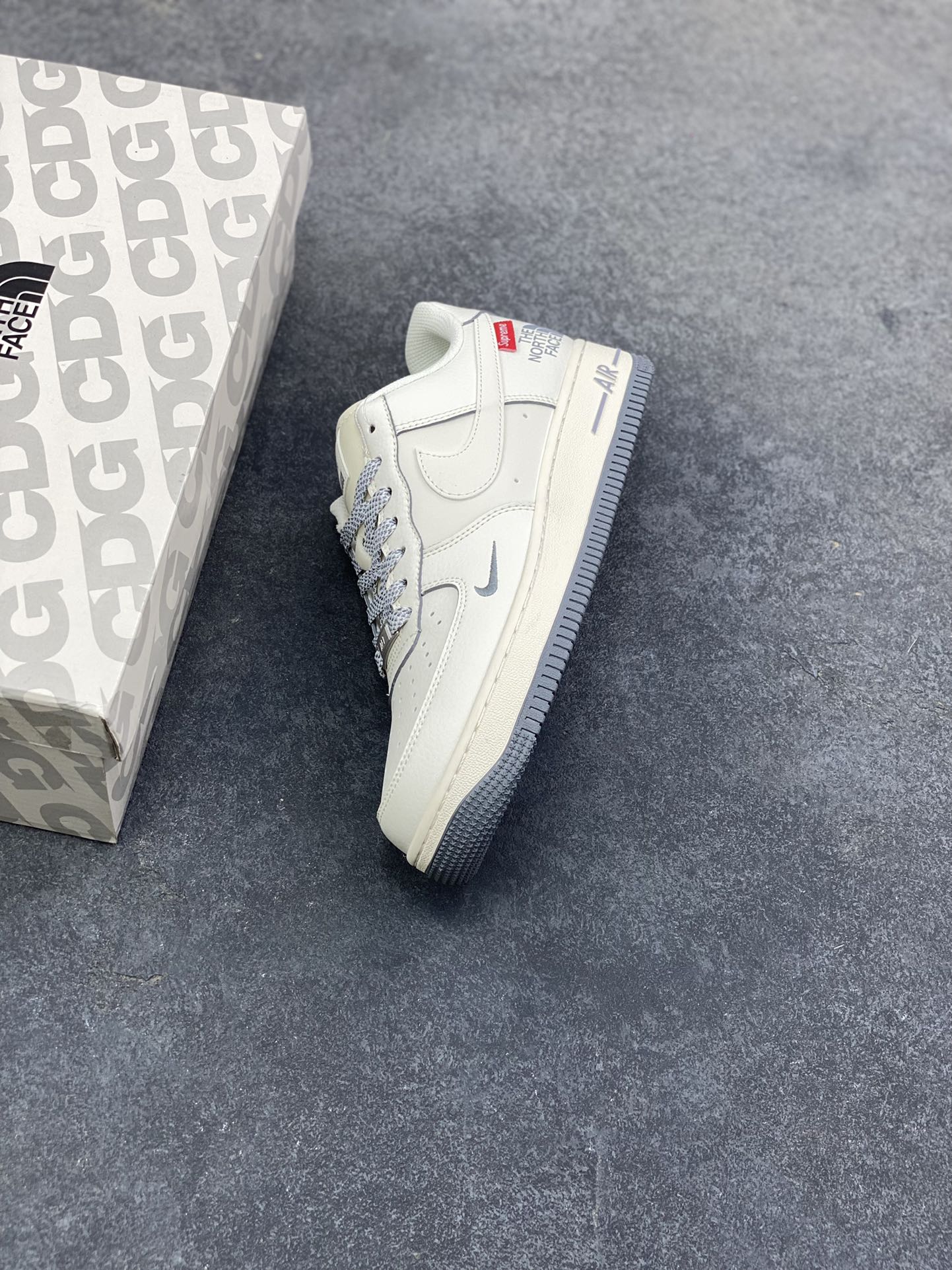 图片[7]-NIke Air Force 1 ‘07 Low “Supreme北面联名—透心米灰”空军一号 低帮 运动鞋 休闲鞋 折边针车 工艺难度大 原楦头原纸板 原装鞋盒 定制五金配件 内置全掌气垫 原厂鞋底 货号：XZ1996-710 尺码：36 36.5 37.5 38 38.5 39 40 40.5 41 42 42.5 43 44 44.5 45-选品中心