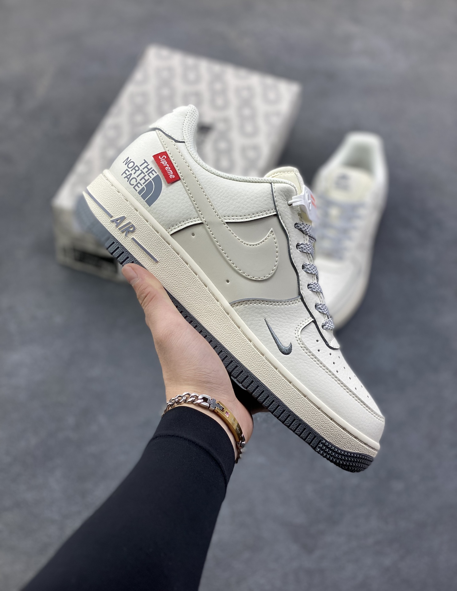 NIke Air Force 1 ‘07 Low “Supreme北面联名—透心米灰”空军一号 低帮 运动鞋 休闲鞋 折边针车 工艺难度大 原楦头原纸板 原装鞋盒 定制五金配件 内置全掌气垫 原厂鞋底 货号：XZ1996-710 尺码：36 36.5 37.5 38 38.5 39 40 40.5 41 42 42.5 43 44 44.5 45-选品中心