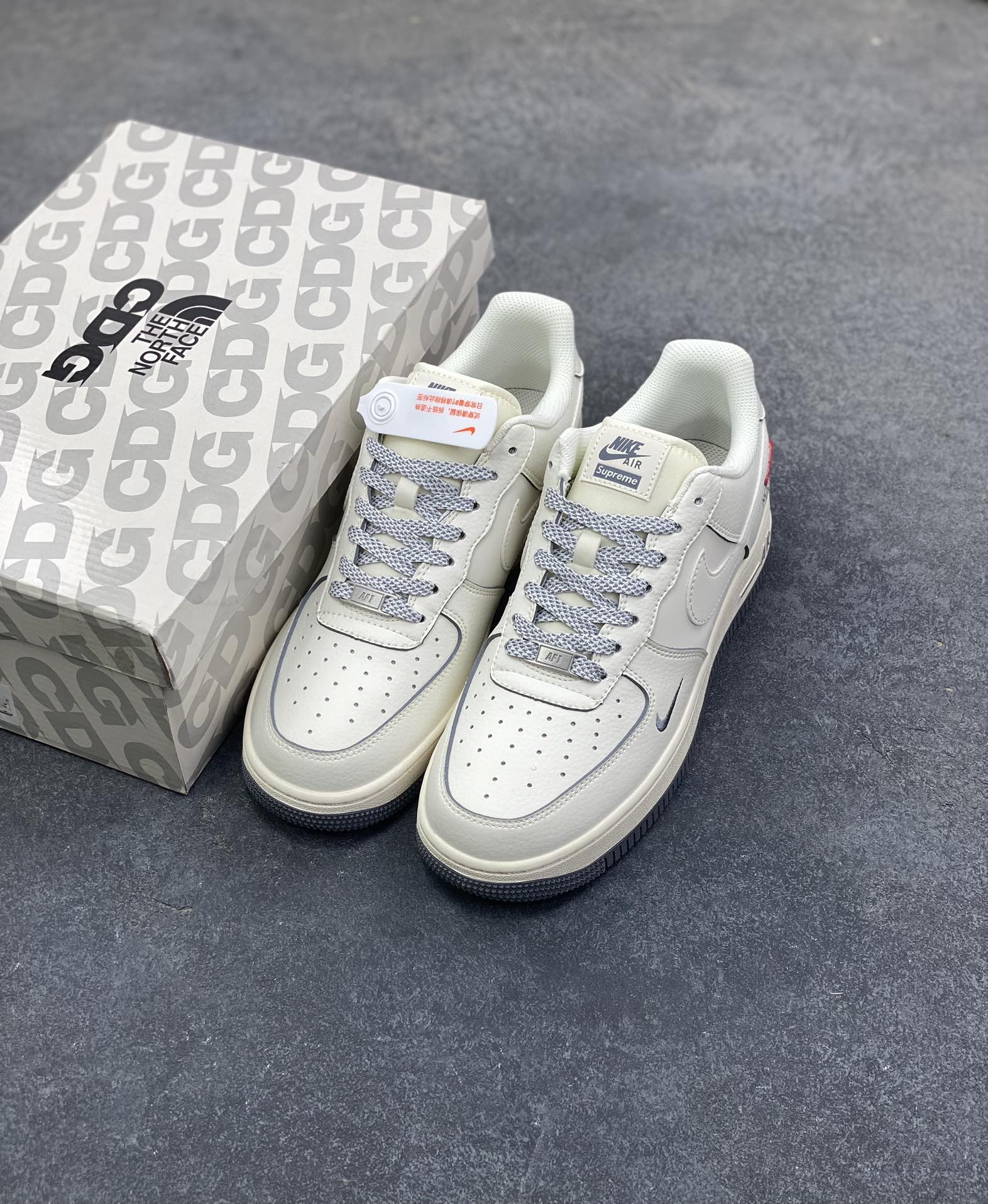 图片[8]-NIke Air Force 1 ‘07 Low “Supreme北面联名—透心米灰”空军一号 低帮 运动鞋 休闲鞋 折边针车 工艺难度大 原楦头原纸板 原装鞋盒 定制五金配件 内置全掌气垫 原厂鞋底 货号：XZ1996-710 尺码：36 36.5 37.5 38 38.5 39 40 40.5 41 42 42.5 43 44 44.5 45-选品中心