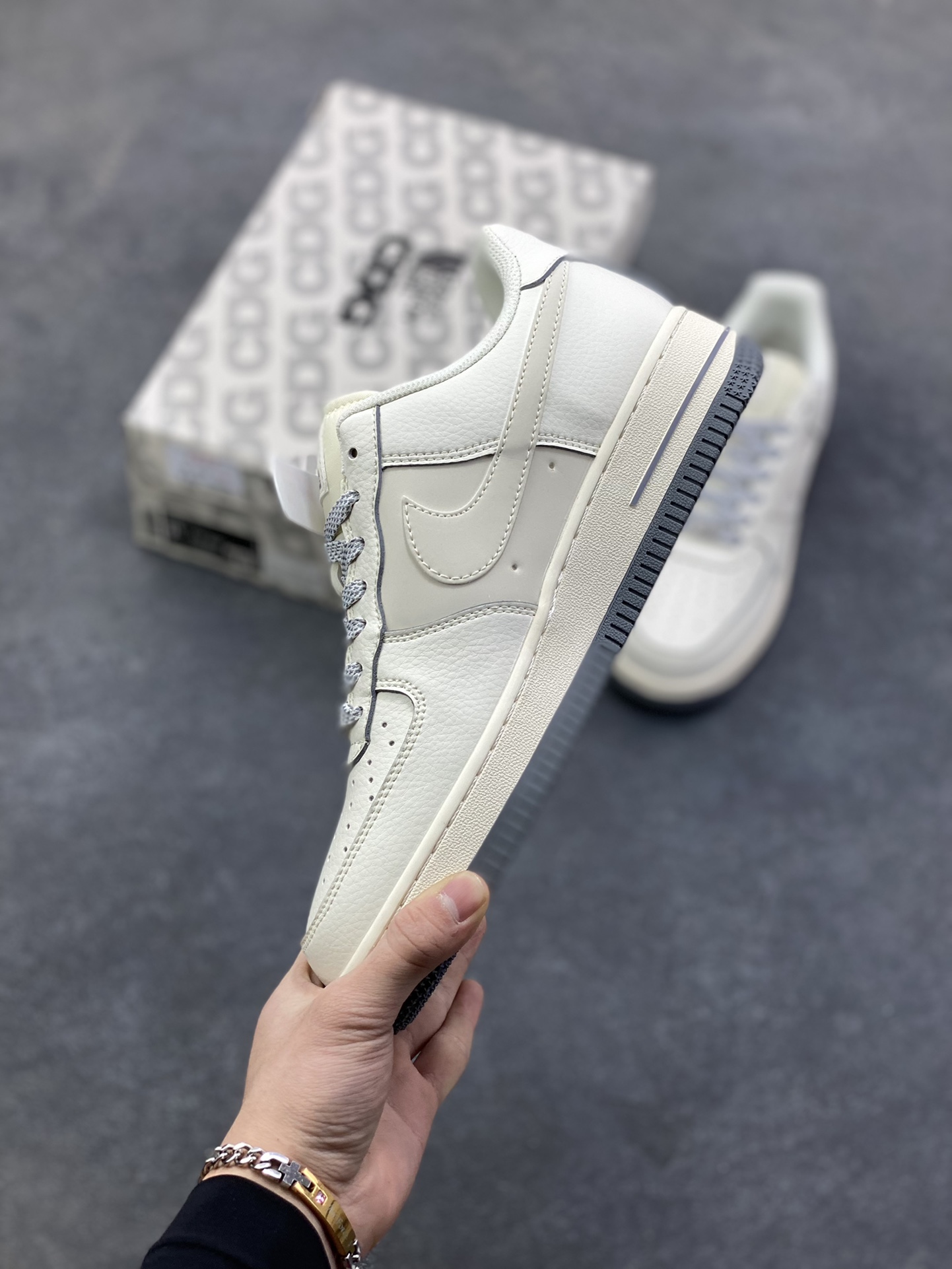 图片[3]-NIke Air Force 1 ‘07 Low “Supreme北面联名—透心米灰”空军一号 低帮 运动鞋 休闲鞋 折边针车 工艺难度大 原楦头原纸板 原装鞋盒 定制五金配件 内置全掌气垫 原厂鞋底 货号：XZ1996-710 尺码：36 36.5 37.5 38 38.5 39 40 40.5 41 42 42.5 43 44 44.5 45-选品中心