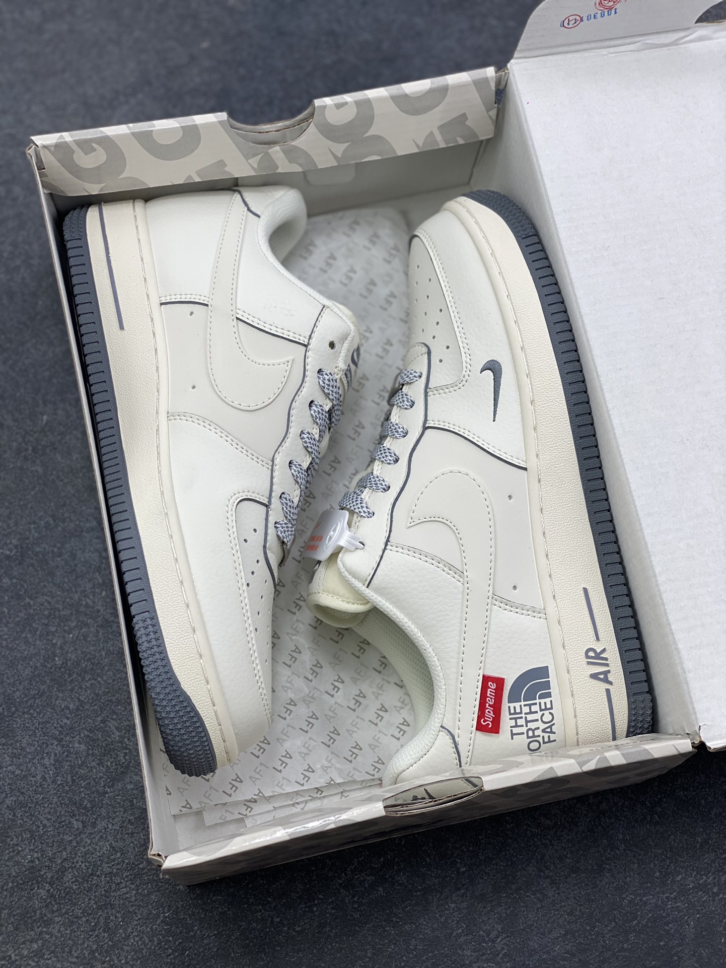 图片[9]-NIke Air Force 1 ‘07 Low “Supreme北面联名—透心米灰”空军一号 低帮 运动鞋 休闲鞋 折边针车 工艺难度大 原楦头原纸板 原装鞋盒 定制五金配件 内置全掌气垫 原厂鞋底 货号：XZ1996-710 尺码：36 36.5 37.5 38 38.5 39 40 40.5 41 42 42.5 43 44 44.5 45-选品中心