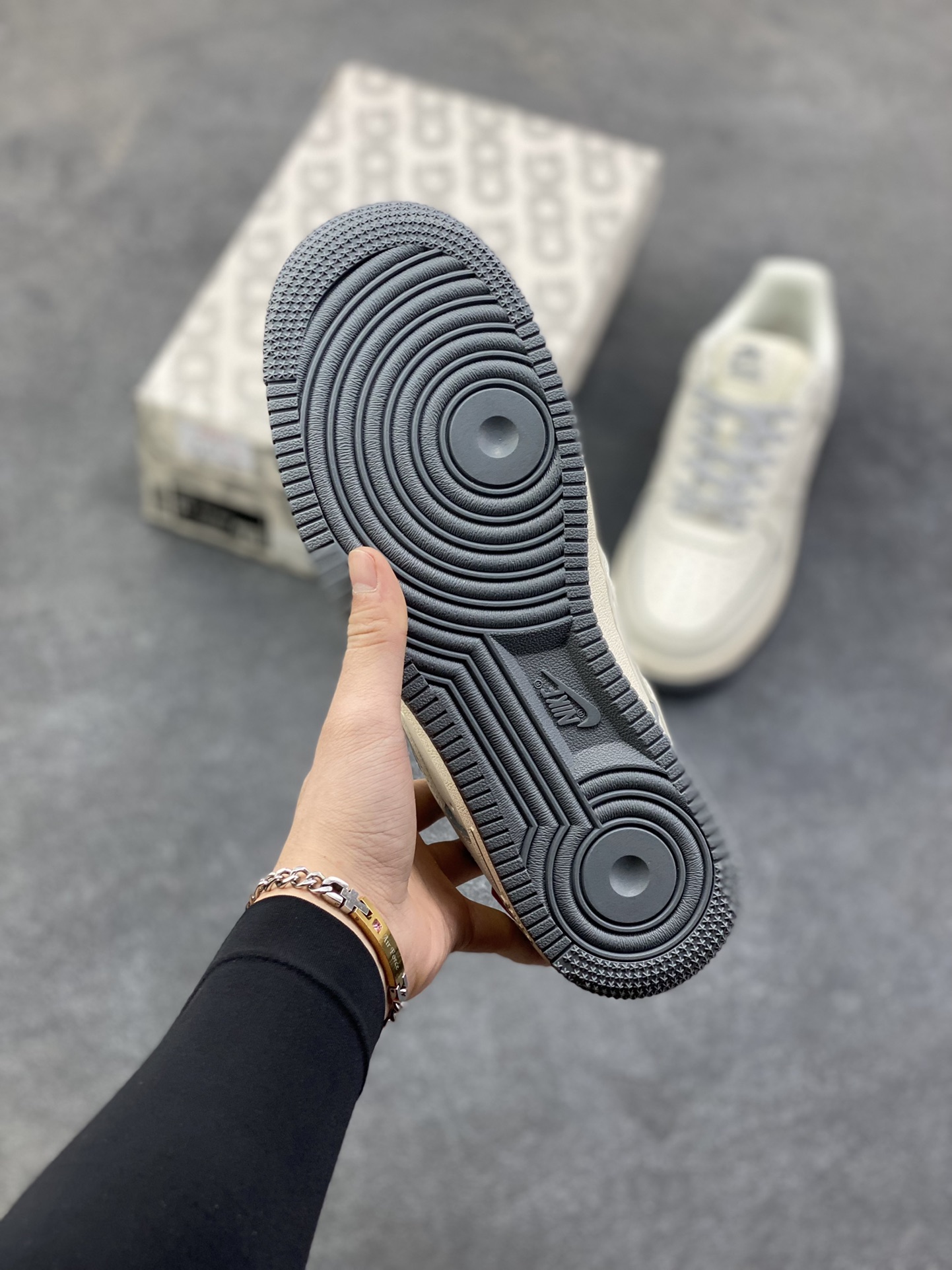 图片[5]-NIke Air Force 1 ‘07 Low “Supreme北面联名—透心米灰”空军一号 低帮 运动鞋 休闲鞋 折边针车 工艺难度大 原楦头原纸板 原装鞋盒 定制五金配件 内置全掌气垫 原厂鞋底 货号：XZ1996-710 尺码：36 36.5 37.5 38 38.5 39 40 40.5 41 42 42.5 43 44 44.5 45-选品中心