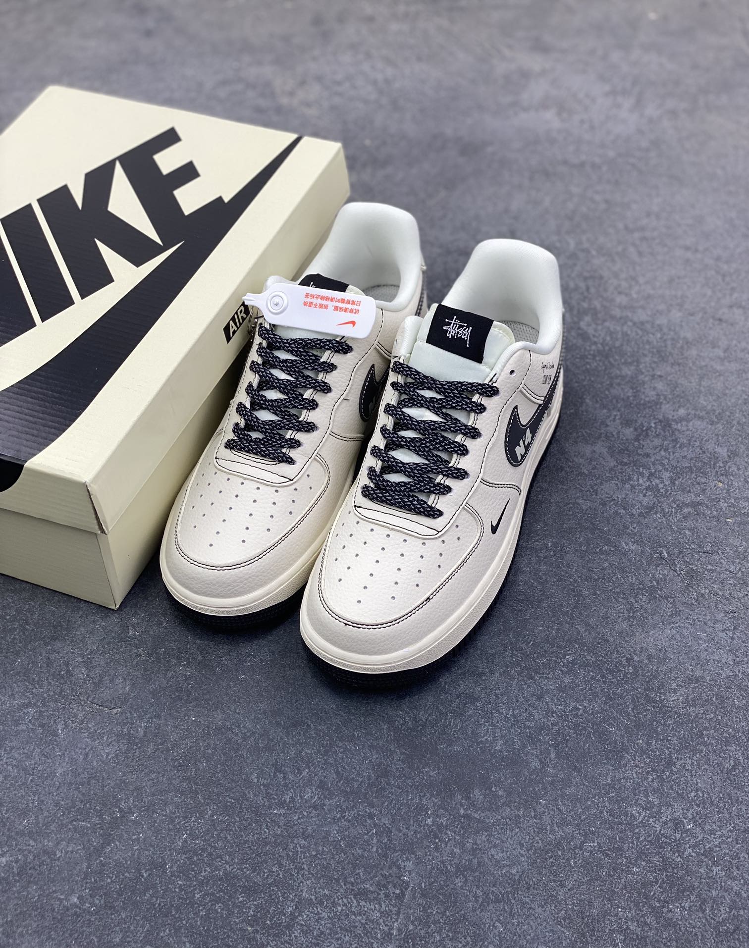 图片[8]-NIke Air Force 1 ‘07 Low “斯图西联名—经典白黑” 空军一号低帮 运动鞋 休闲鞋 折边针车 工艺难度大 原楦头原纸板 高端定制鞋盒 原厂鞋底 超高清洁度 细节完美 货号：DD1982-329 尺码：36 36.5 37.5 38 38.5 39 40 40.5 41 42 42.5 43 44 44.5 45-选品中心