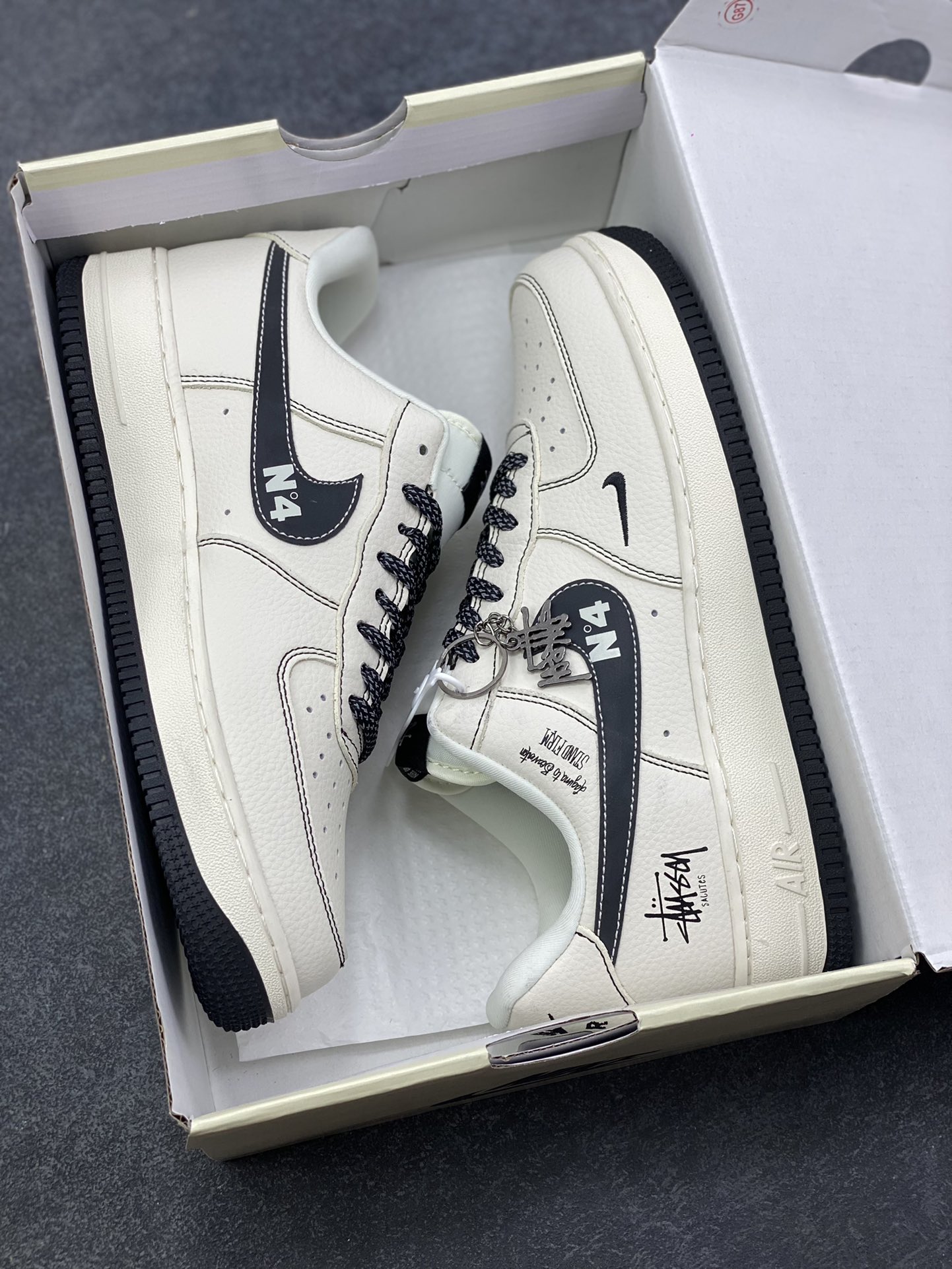 图片[9]-NIke Air Force 1 ‘07 Low “斯图西联名—经典白黑” 空军一号低帮 运动鞋 休闲鞋 折边针车 工艺难度大 原楦头原纸板 高端定制鞋盒 原厂鞋底 超高清洁度 细节完美 货号：DD1982-329 尺码：36 36.5 37.5 38 38.5 39 40 40.5 41 42 42.5 43 44 44.5 45-选品中心