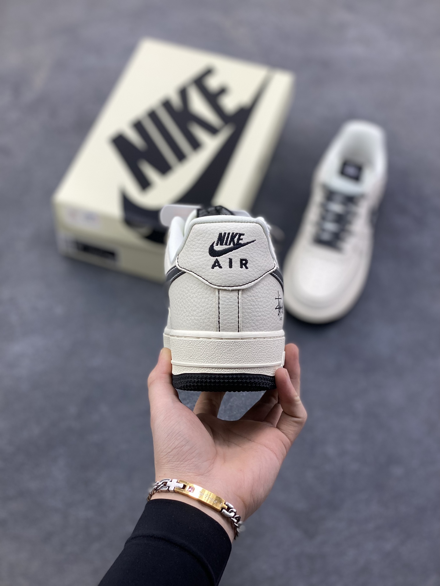 图片[4]-NIke Air Force 1 ‘07 Low “斯图西联名—经典白黑” 空军一号低帮 运动鞋 休闲鞋 折边针车 工艺难度大 原楦头原纸板 高端定制鞋盒 原厂鞋底 超高清洁度 细节完美 货号：DD1982-329 尺码：36 36.5 37.5 38 38.5 39 40 40.5 41 42 42.5 43 44 44.5 45-选品中心