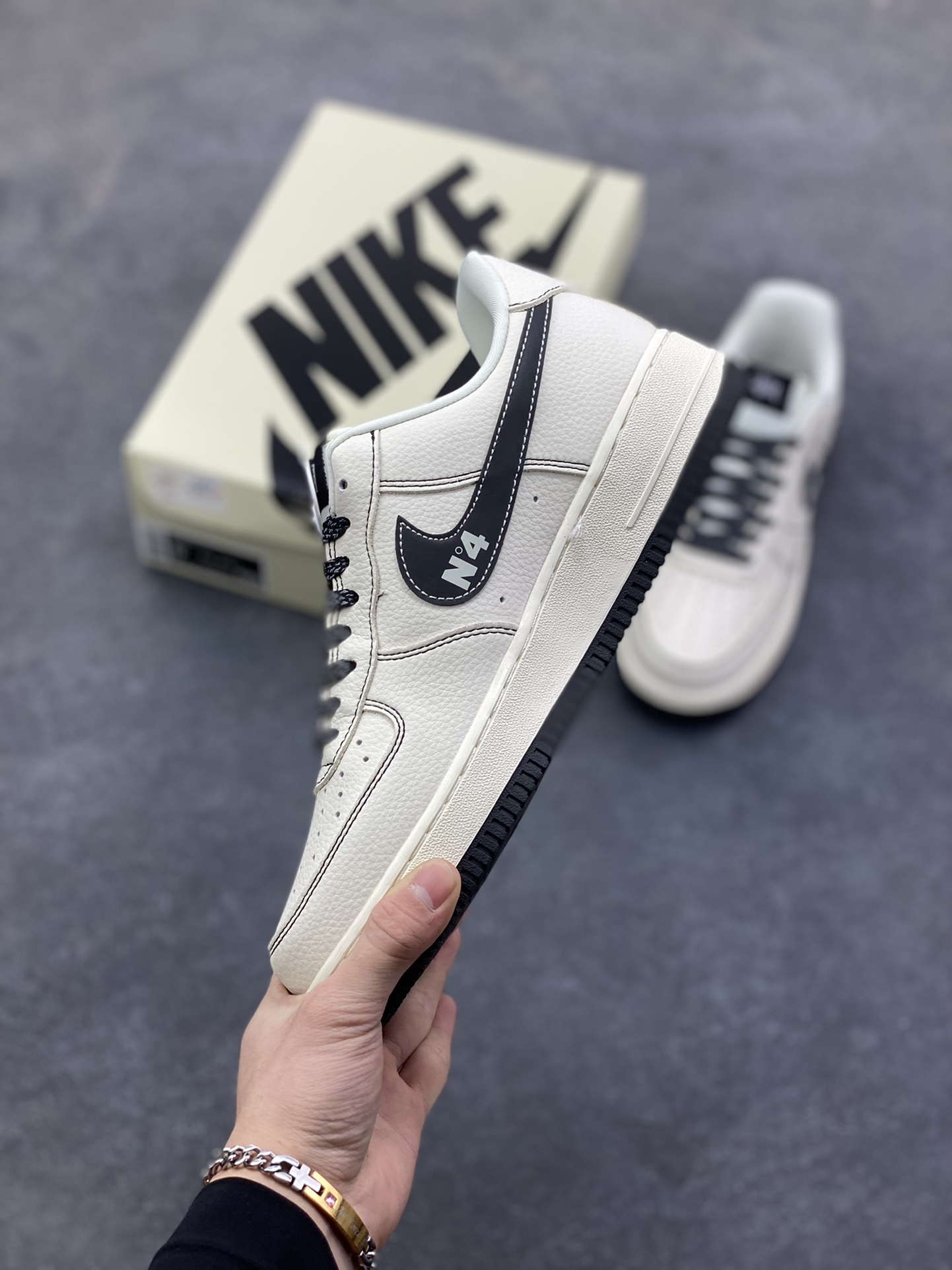 图片[3]-NIke Air Force 1 ‘07 Low “斯图西联名—经典白黑” 空军一号低帮 运动鞋 休闲鞋 折边针车 工艺难度大 原楦头原纸板 高端定制鞋盒 原厂鞋底 超高清洁度 细节完美 货号：DD1982-329 尺码：36 36.5 37.5 38 38.5 39 40 40.5 41 42 42.5 43 44 44.5 45-选品中心
