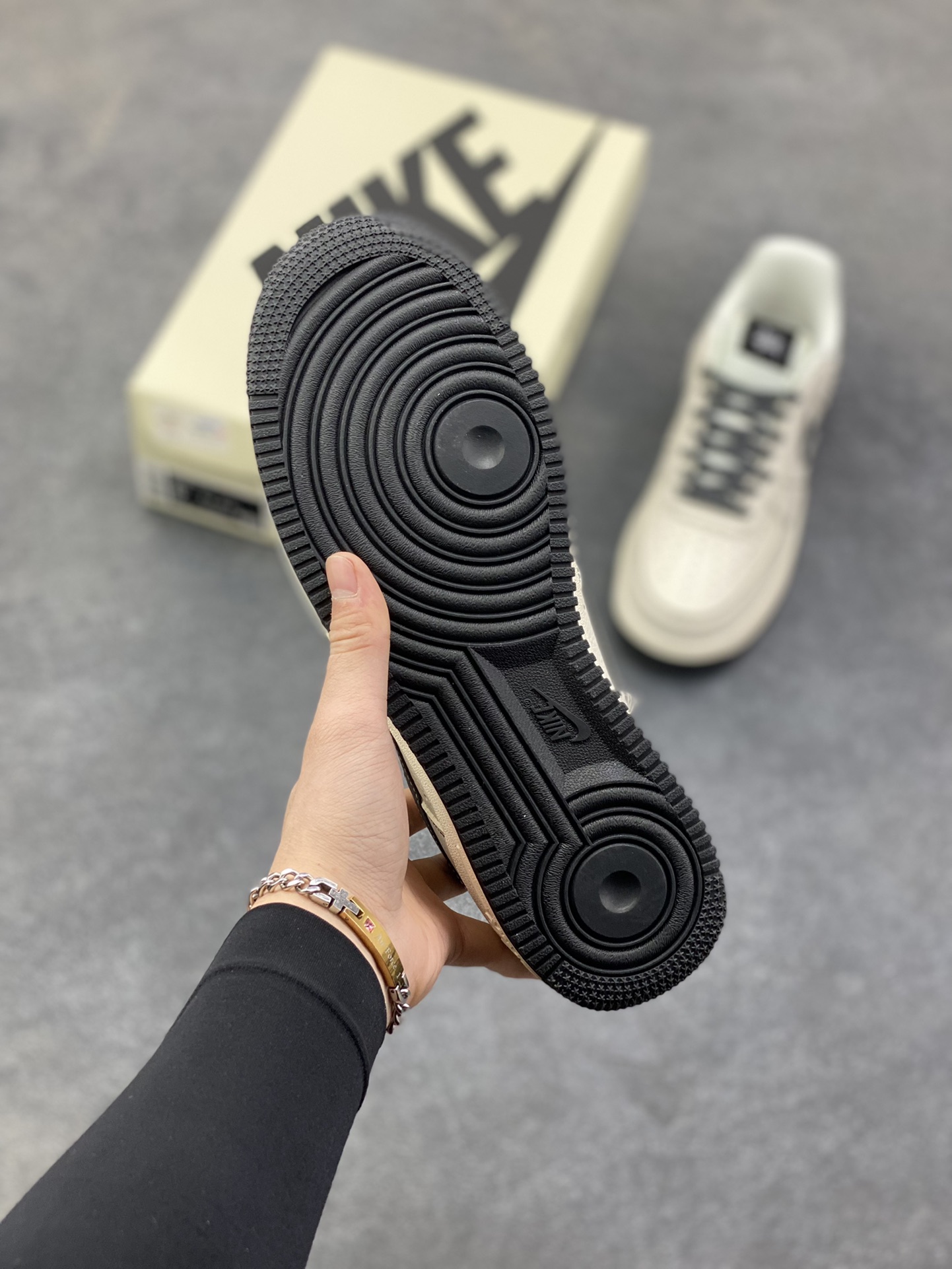 图片[5]-NIke Air Force 1 ‘07 Low “斯图西联名—经典白黑” 空军一号低帮 运动鞋 休闲鞋 折边针车 工艺难度大 原楦头原纸板 高端定制鞋盒 原厂鞋底 超高清洁度 细节完美 货号：DD1982-329 尺码：36 36.5 37.5 38 38.5 39 40 40.5 41 42 42.5 43 44 44.5 45-选品中心