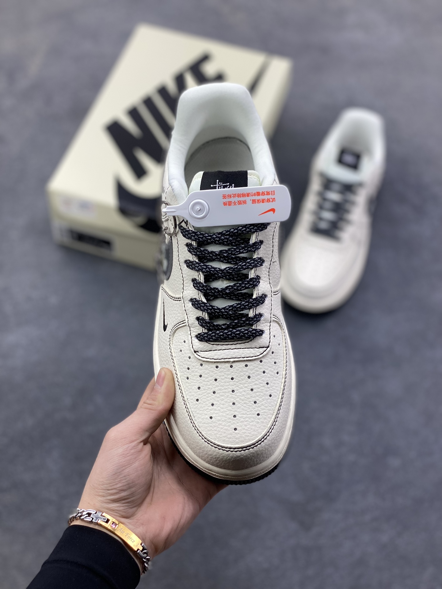 图片[2]-NIke Air Force 1 ‘07 Low “斯图西联名—经典白黑” 空军一号低帮 运动鞋 休闲鞋 折边针车 工艺难度大 原楦头原纸板 高端定制鞋盒 原厂鞋底 超高清洁度 细节完美 货号：DD1982-329 尺码：36 36.5 37.5 38 38.5 39 40 40.5 41 42 42.5 43 44 44.5 45-选品中心