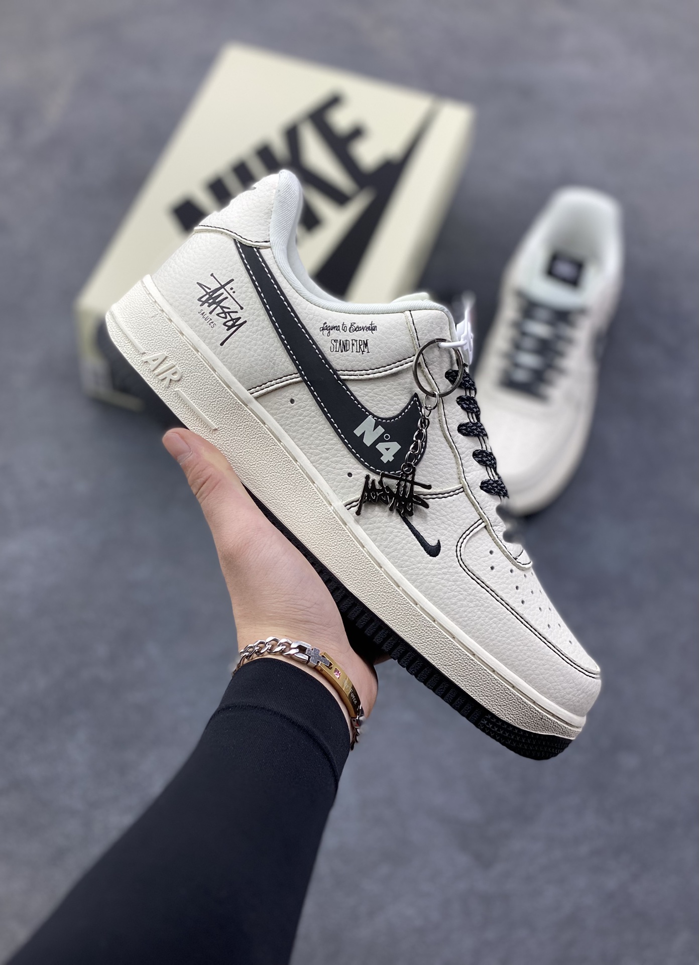 NIke Air Force 1 ‘07 Low “斯图西联名—经典白黑” 空军一号低帮 运动鞋 休闲鞋 折边针车 工艺难度大 原楦头原纸板 高端定制鞋盒 原厂鞋底 超高清洁度 细节完美 货号：DD1982-329 尺码：36 36.5 37.5 38 38.5 39 40 40.5 41 42 42.5 43 44 44.5 45-选品中心