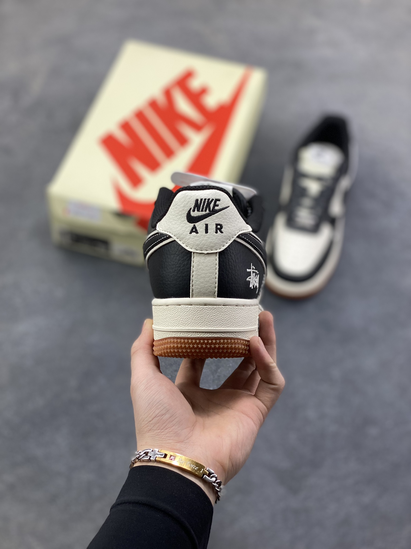 图片[4]-NIke Air Force 1 ‘07 Low “斯图西联名—生胶黑马克线”空军一号 低帮 运动鞋 休闲鞋 折边针车 工艺难度大 原楦头原纸板 原装鞋盒 定制五金配件 内置全掌气垫 原厂鞋底 货号：XZ9688-001 尺码：36 36.5 37.5 38 38.5 39 40 40.5 41 42 42.5 43 44 44.5 45-选品中心