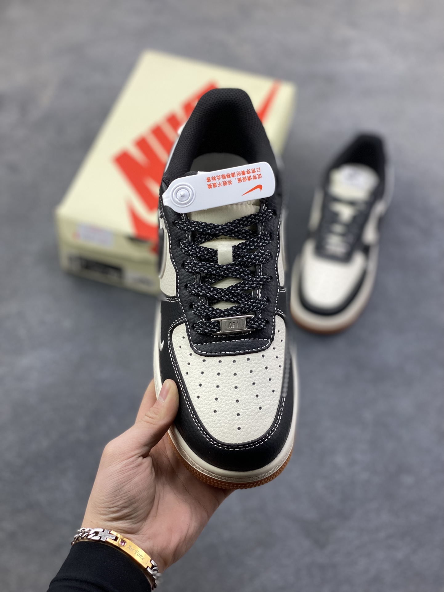 图片[2]-NIke Air Force 1 ‘07 Low “斯图西联名—生胶黑马克线”空军一号 低帮 运动鞋 休闲鞋 折边针车 工艺难度大 原楦头原纸板 原装鞋盒 定制五金配件 内置全掌气垫 原厂鞋底 货号：XZ9688-001 尺码：36 36.5 37.5 38 38.5 39 40 40.5 41 42 42.5 43 44 44.5 45-选品中心
