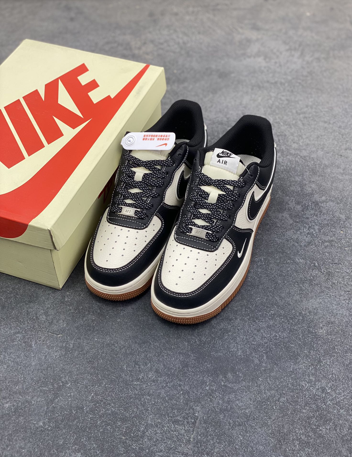 图片[8]-NIke Air Force 1 ‘07 Low “斯图西联名—生胶黑马克线”空军一号 低帮 运动鞋 休闲鞋 折边针车 工艺难度大 原楦头原纸板 原装鞋盒 定制五金配件 内置全掌气垫 原厂鞋底 货号：XZ9688-001 尺码：36 36.5 37.5 38 38.5 39 40 40.5 41 42 42.5 43 44 44.5 45-选品中心