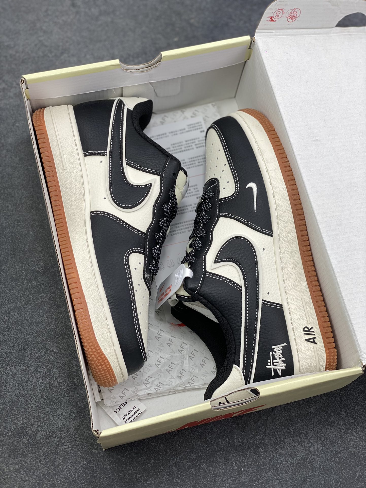 图片[9]-NIke Air Force 1 ‘07 Low “斯图西联名—生胶黑马克线”空军一号 低帮 运动鞋 休闲鞋 折边针车 工艺难度大 原楦头原纸板 原装鞋盒 定制五金配件 内置全掌气垫 原厂鞋底 货号：XZ9688-001 尺码：36 36.5 37.5 38 38.5 39 40 40.5 41 42 42.5 43 44 44.5 45-选品中心