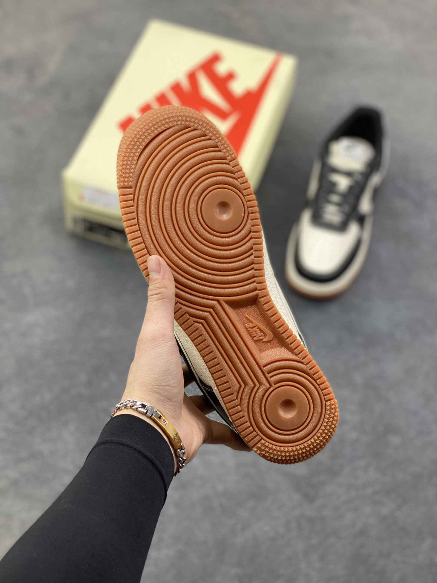 图片[5]-NIke Air Force 1 ‘07 Low “斯图西联名—生胶黑马克线”空军一号 低帮 运动鞋 休闲鞋 折边针车 工艺难度大 原楦头原纸板 原装鞋盒 定制五金配件 内置全掌气垫 原厂鞋底 货号：XZ9688-001 尺码：36 36.5 37.5 38 38.5 39 40 40.5 41 42 42.5 43 44 44.5 45-选品中心