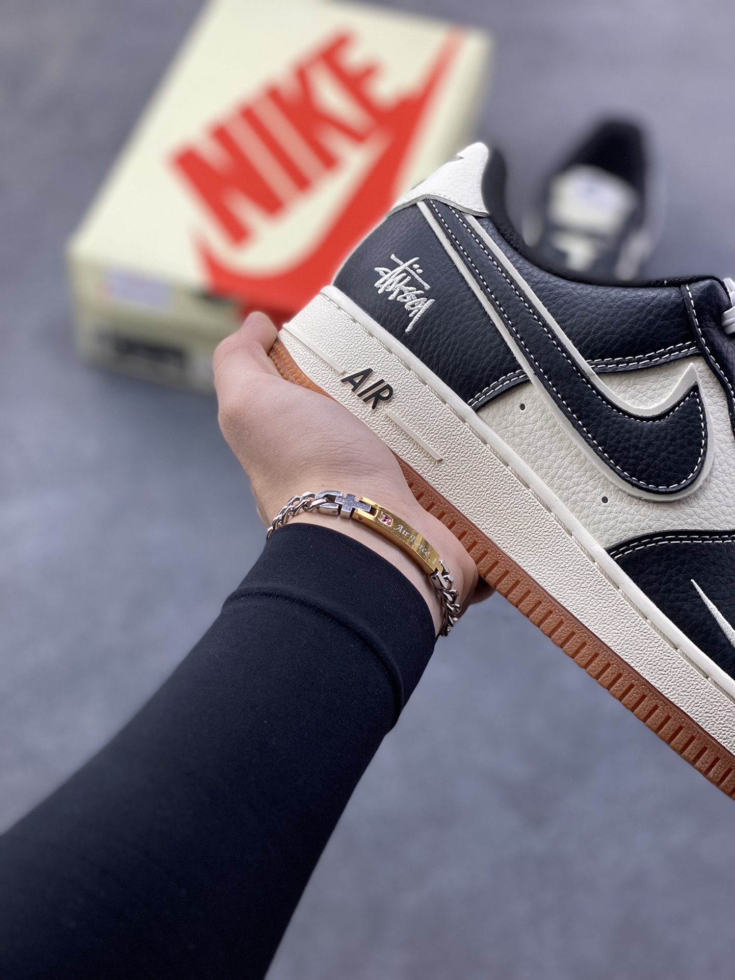 图片[6]-NIke Air Force 1 ‘07 Low “斯图西联名—生胶黑马克线”空军一号 低帮 运动鞋 休闲鞋 折边针车 工艺难度大 原楦头原纸板 原装鞋盒 定制五金配件 内置全掌气垫 原厂鞋底 货号：XZ9688-001 尺码：36 36.5 37.5 38 38.5 39 40 40.5 41 42 42.5 43 44 44.5 45-选品中心
