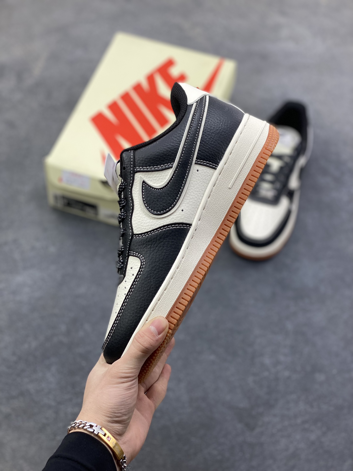 图片[3]-NIke Air Force 1 ‘07 Low “斯图西联名—生胶黑马克线”空军一号 低帮 运动鞋 休闲鞋 折边针车 工艺难度大 原楦头原纸板 原装鞋盒 定制五金配件 内置全掌气垫 原厂鞋底 货号：XZ9688-001 尺码：36 36.5 37.5 38 38.5 39 40 40.5 41 42 42.5 43 44 44.5 45-选品中心