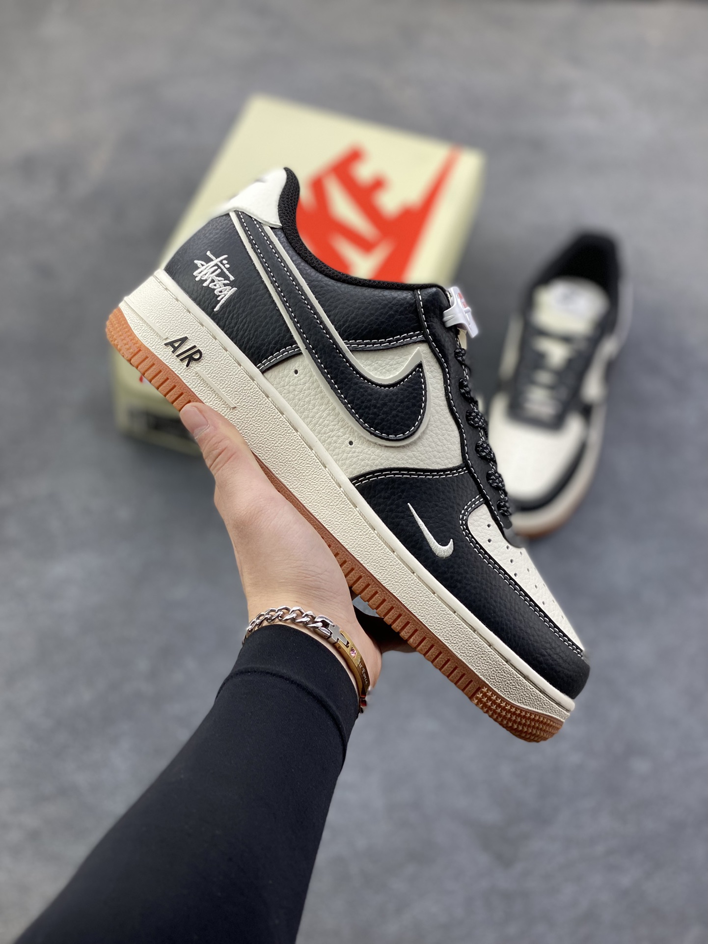 NIke Air Force 1 ‘07 Low “斯图西联名—生胶黑马克线”空军一号 低帮 运动鞋 休闲鞋 折边针车 工艺难度大 原楦头原纸板 原装鞋盒 定制五金配件 内置全掌气垫 原厂鞋底 货号：XZ9688-001 尺码：36 36.5 37.5 38 38.5 39 40 40.5 41 42 42.5 43 44 44.5 45-选品中心