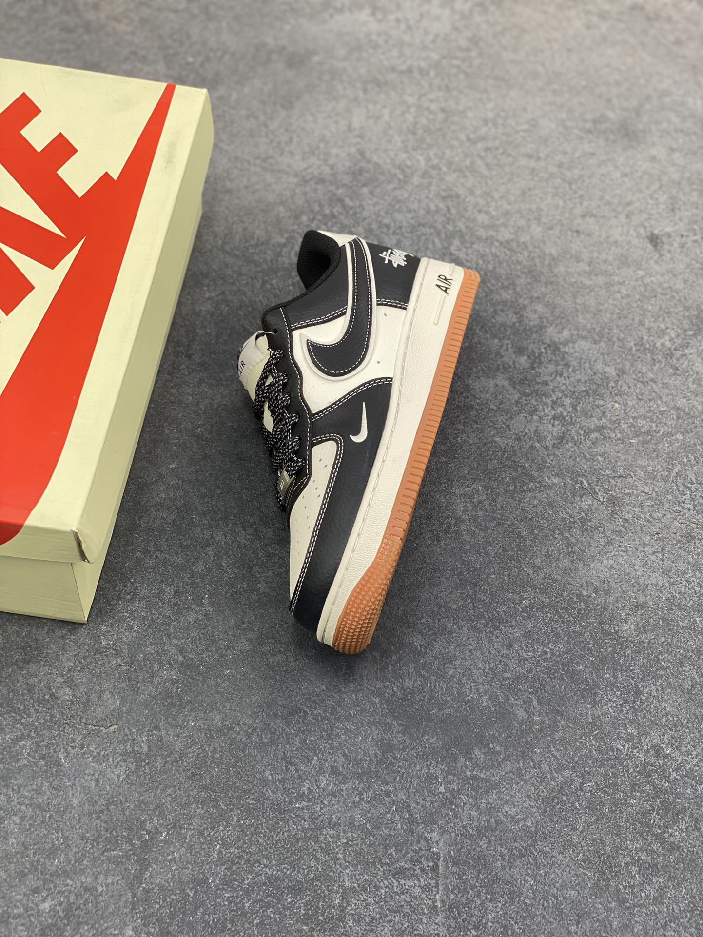 图片[7]-NIke Air Force 1 ‘07 Low “斯图西联名—生胶黑马克线”空军一号 低帮 运动鞋 休闲鞋 折边针车 工艺难度大 原楦头原纸板 原装鞋盒 定制五金配件 内置全掌气垫 原厂鞋底 货号：XZ9688-001 尺码：36 36.5 37.5 38 38.5 39 40 40.5 41 42 42.5 43 44 44.5 45-选品中心