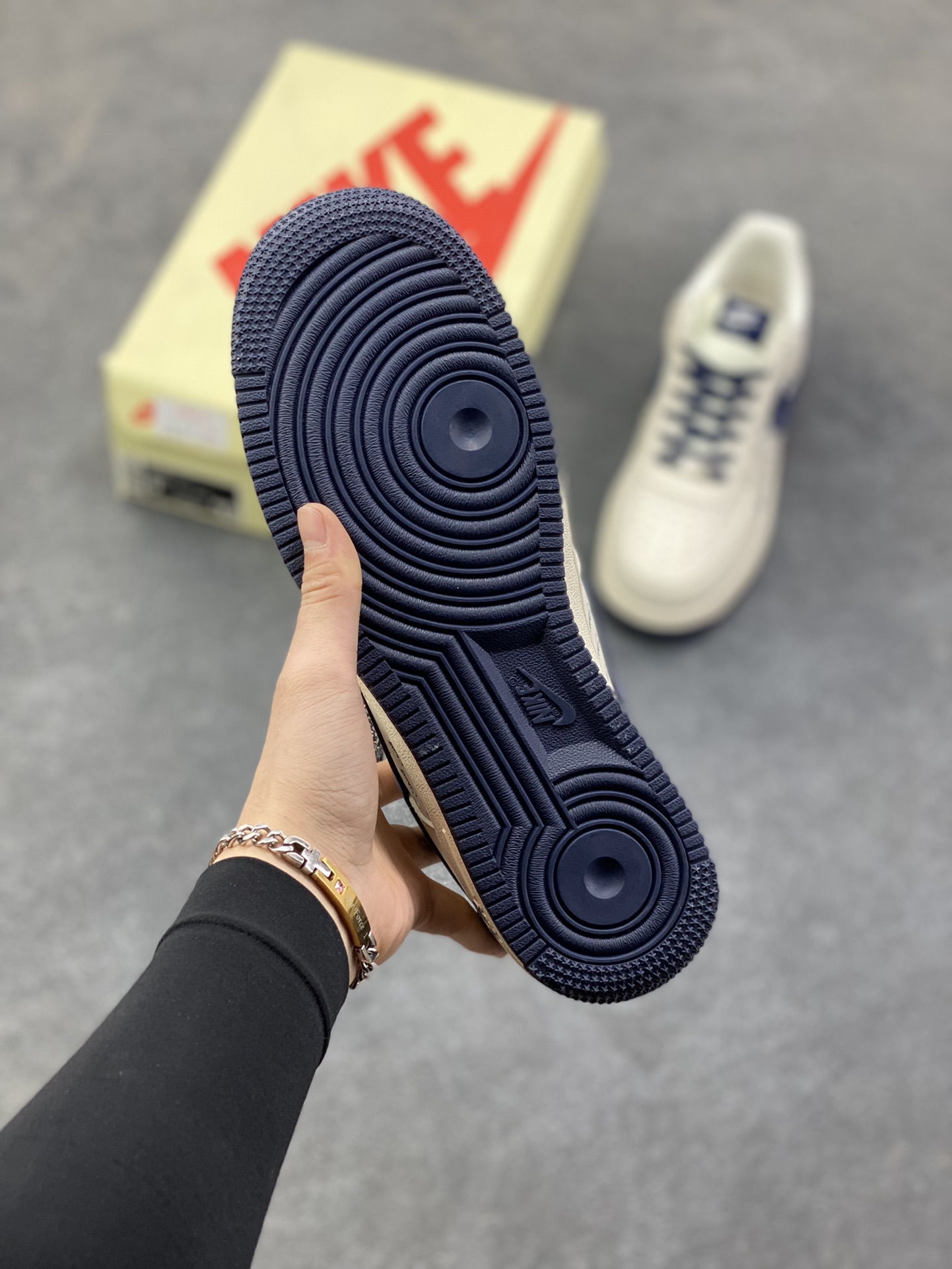 图片[5]-NIke Air Force 1 ‘07 Low “斯图西联名—米蓝红印字”空军一号 低帮 运动鞋 休闲鞋 折边针车 工艺难度大 原楦头原纸板 原装鞋盒 定制五金配件 内置全掌气垫 原厂鞋底 货号：XZ3318-566 尺码：36 36.5 37.5 38 38.5 39 40 40.5 41 42 42.5 43 44 44.5 45-选品中心