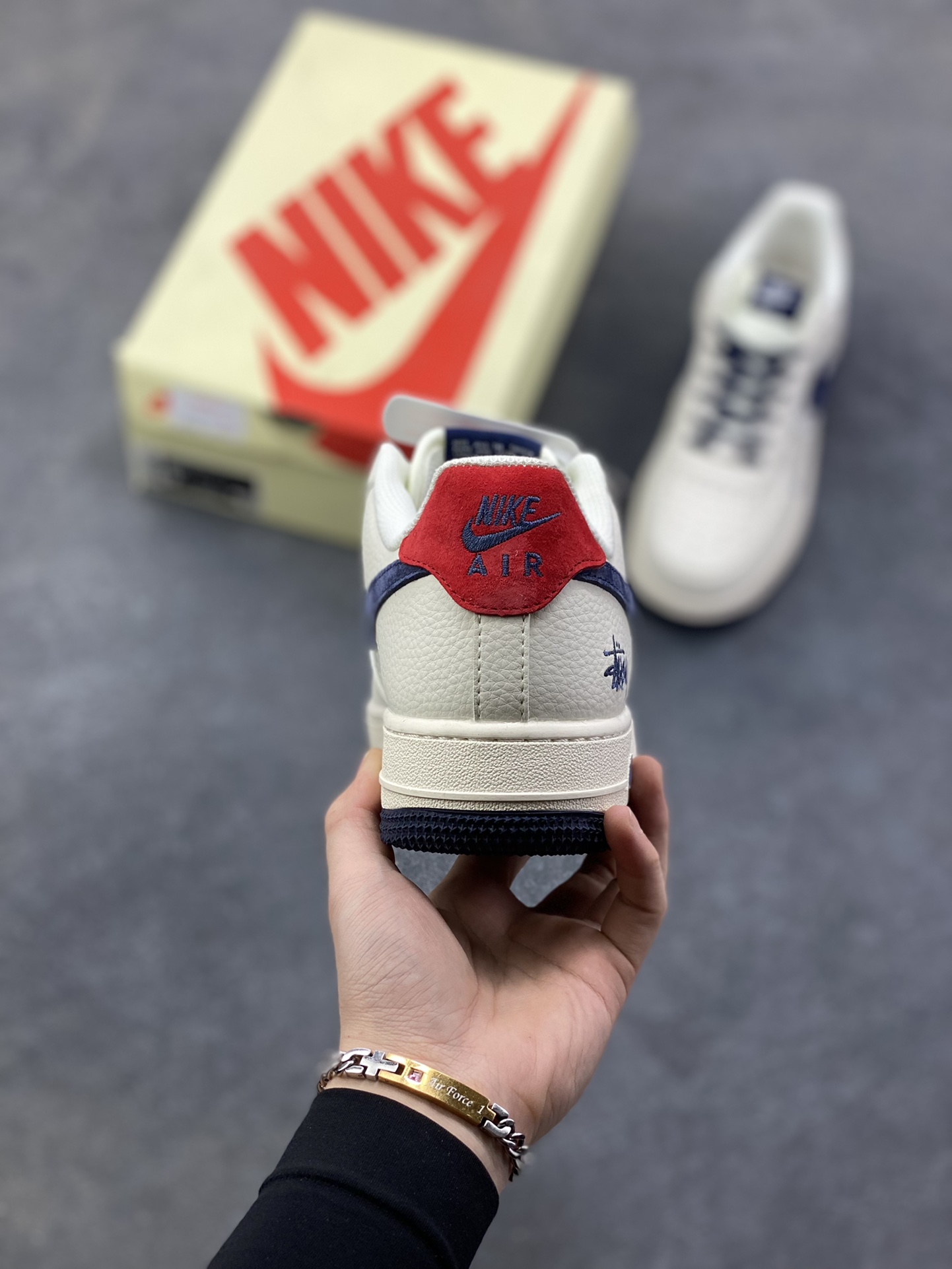 图片[4]-NIke Air Force 1 ‘07 Low “斯图西联名—米蓝红印字”空军一号 低帮 运动鞋 休闲鞋 折边针车 工艺难度大 原楦头原纸板 原装鞋盒 定制五金配件 内置全掌气垫 原厂鞋底 货号：XZ3318-566 尺码：36 36.5 37.5 38 38.5 39 40 40.5 41 42 42.5 43 44 44.5 45-选品中心