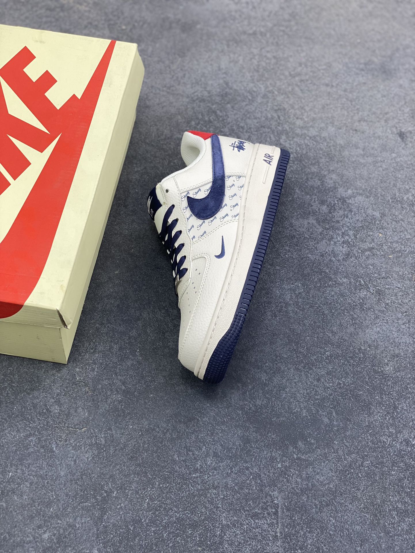 图片[7]-NIke Air Force 1 ‘07 Low “斯图西联名—米蓝红印字”空军一号 低帮 运动鞋 休闲鞋 折边针车 工艺难度大 原楦头原纸板 原装鞋盒 定制五金配件 内置全掌气垫 原厂鞋底 货号：XZ3318-566 尺码：36 36.5 37.5 38 38.5 39 40 40.5 41 42 42.5 43 44 44.5 45-选品中心