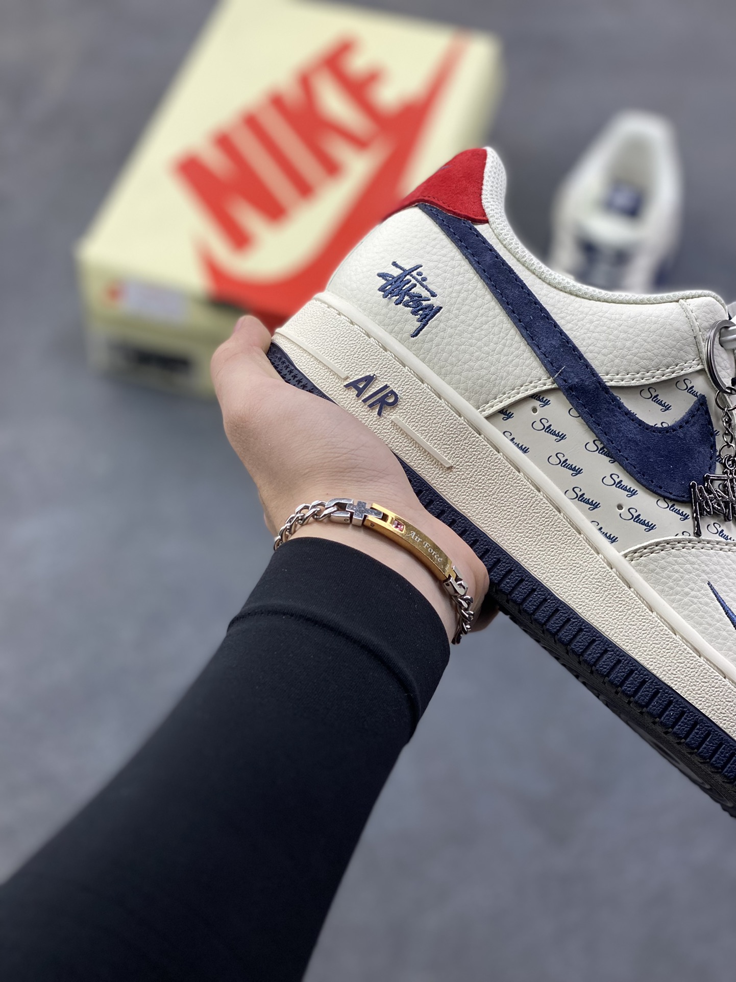 图片[6]-NIke Air Force 1 ‘07 Low “斯图西联名—米蓝红印字”空军一号 低帮 运动鞋 休闲鞋 折边针车 工艺难度大 原楦头原纸板 原装鞋盒 定制五金配件 内置全掌气垫 原厂鞋底 货号：XZ3318-566 尺码：36 36.5 37.5 38 38.5 39 40 40.5 41 42 42.5 43 44 44.5 45-选品中心