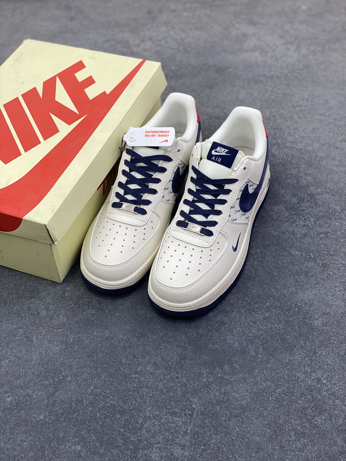 图片[8]-NIke Air Force 1 ‘07 Low “斯图西联名—米蓝红印字”空军一号 低帮 运动鞋 休闲鞋 折边针车 工艺难度大 原楦头原纸板 原装鞋盒 定制五金配件 内置全掌气垫 原厂鞋底 货号：XZ3318-566 尺码：36 36.5 37.5 38 38.5 39 40 40.5 41 42 42.5 43 44 44.5 45-选品中心