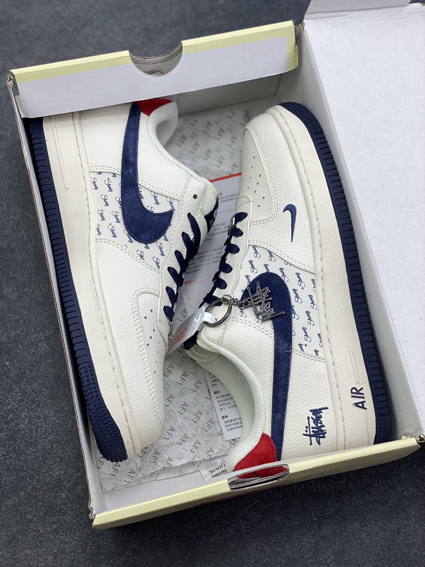 图片[9]-NIke Air Force 1 ‘07 Low “斯图西联名—米蓝红印字”空军一号 低帮 运动鞋 休闲鞋 折边针车 工艺难度大 原楦头原纸板 原装鞋盒 定制五金配件 内置全掌气垫 原厂鞋底 货号：XZ3318-566 尺码：36 36.5 37.5 38 38.5 39 40 40.5 41 42 42.5 43 44 44.5 45-选品中心