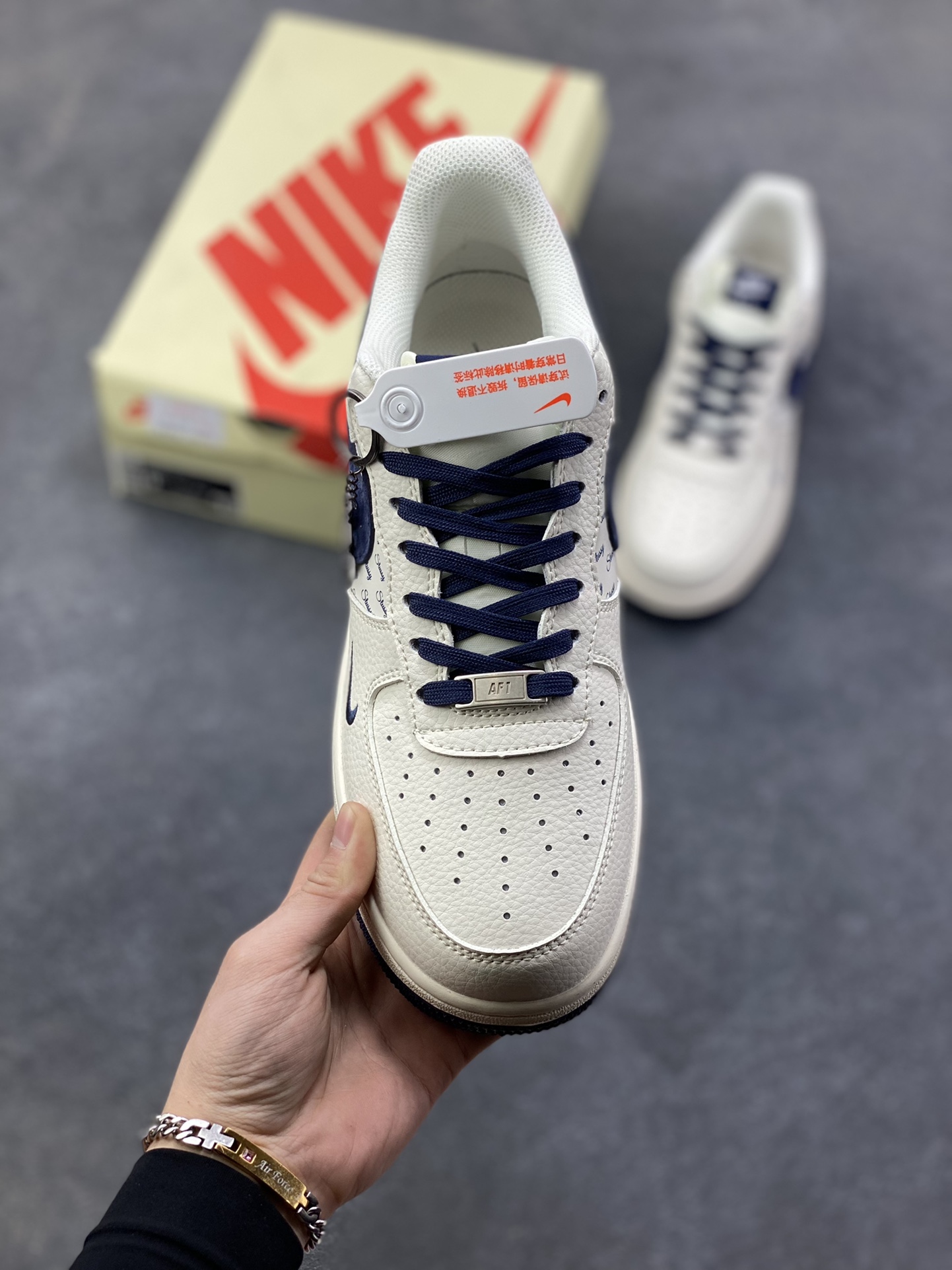 图片[2]-NIke Air Force 1 ‘07 Low “斯图西联名—米蓝红印字”空军一号 低帮 运动鞋 休闲鞋 折边针车 工艺难度大 原楦头原纸板 原装鞋盒 定制五金配件 内置全掌气垫 原厂鞋底 货号：XZ3318-566 尺码：36 36.5 37.5 38 38.5 39 40 40.5 41 42 42.5 43 44 44.5 45-选品中心