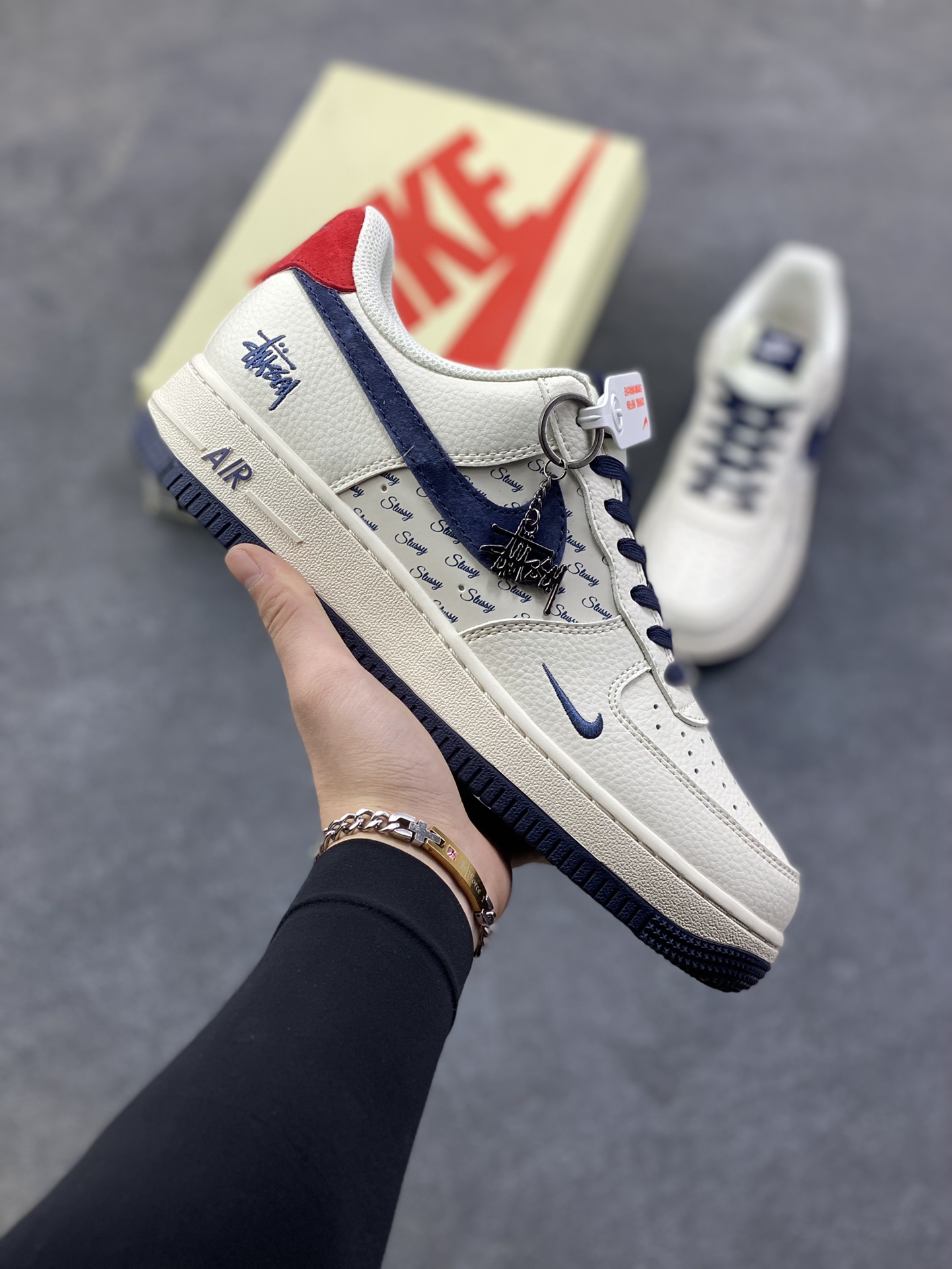 NIke Air Force 1 ‘07 Low “斯图西联名—米蓝红印字”空军一号 低帮 运动鞋 休闲鞋 折边针车 工艺难度大 原楦头原纸板 原装鞋盒 定制五金配件 内置全掌气垫 原厂鞋底 货号：XZ3318-566 尺码：36 36.5 37.5 38 38.5 39 40 40.5 41 42 42.5 43 44 44.5 45-选品中心
