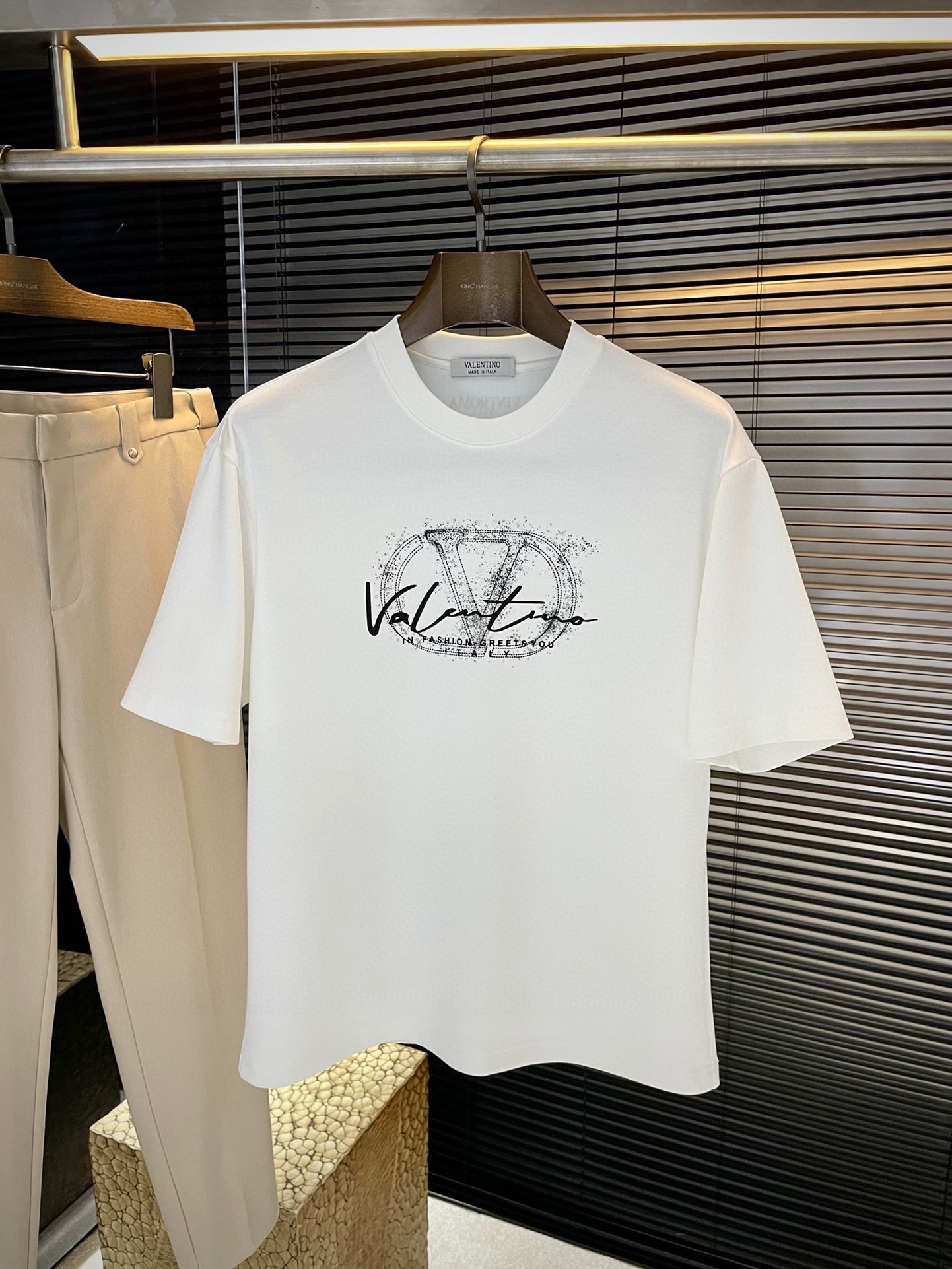 NO:643805,P VLTN-(Valentino) VIP advanced customization, autumn new short-sleeved bottoming, versatile style, anyone can easily control it, fully customized fabric technology, high-count customized plain fiber fabric, soft hand feel, comfortable and soft upper body, simple style is very high-end, simple and stylish, the cut is slim, very refined, aura, and will highlight the sophistication of business men!  Size M-3XL,,valentino,T-shirt,alexander wang19860909P  VLTN-（华伦天奴）VIP高级定制 秋季新款短袖打底 百搭款式 任何人都可以轻松驾驭 面料全订制工艺 高支定制素纤维面料 面料手感柔软,上身舒适柔软 简约的款式非常显档次,简约个性时尚,版型剪裁属于修身款 非常精致,显气场,又会凸显商务男士的精致！尺码 M-3XL,,valentino,T-shirt,alexander wang,Men's clothing