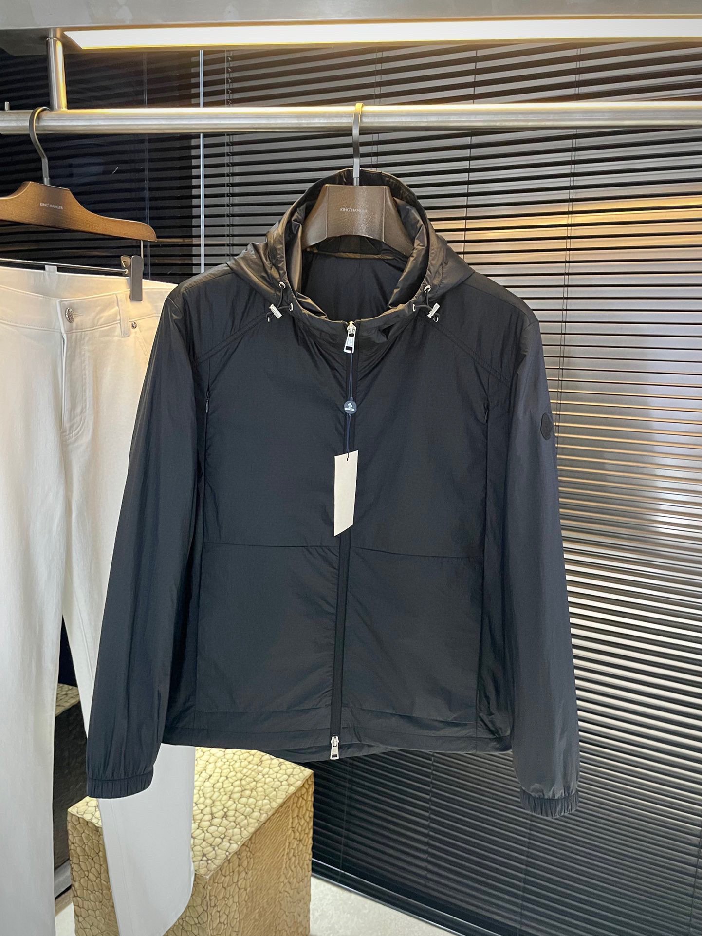 NO:643785,P Monch is highly recommended!  New autumn and winter products are on sale simultaneously on the official website. Simple and elegant double-sided jacket. Imported original high-quality polyester fiber fabric. The sag and luster are definitely uplifting. The placket design is more youthful and energetic. The workmanship is neat and smooth. All hardware accessories are supplied by customers and have logos. Top accessories. At first glance, it is high-end fabrics. This fabric is custom-woven. It is a good product from a regular factory. There is nothing picky about it. This kind of jacket is for regular wear and is very practical. Size  48-56,,Moncler,jackets & coats,jackets & coats,alexander wang19860909P Monch（蒙口）重磅推荐！秋冬新品 官网同步发售 简约大方双面夹克 进口原版高品质聚脂纤维面料,垂度和光泽绝对是提气,门襟设计 更显青春活力,车工走线整齐平整,所有五金附料都是客供带logo顶级配件 一看就是高档的面料 这种面料都是定织的 正规大厂途径出来的好货,无任何有挑剔的地方 这样的一件外套属于常备常穿的,实用性很强.尺码 48-56,,Moncler,jackets & coats,jackets & coats,alexander wang,Men's clothing