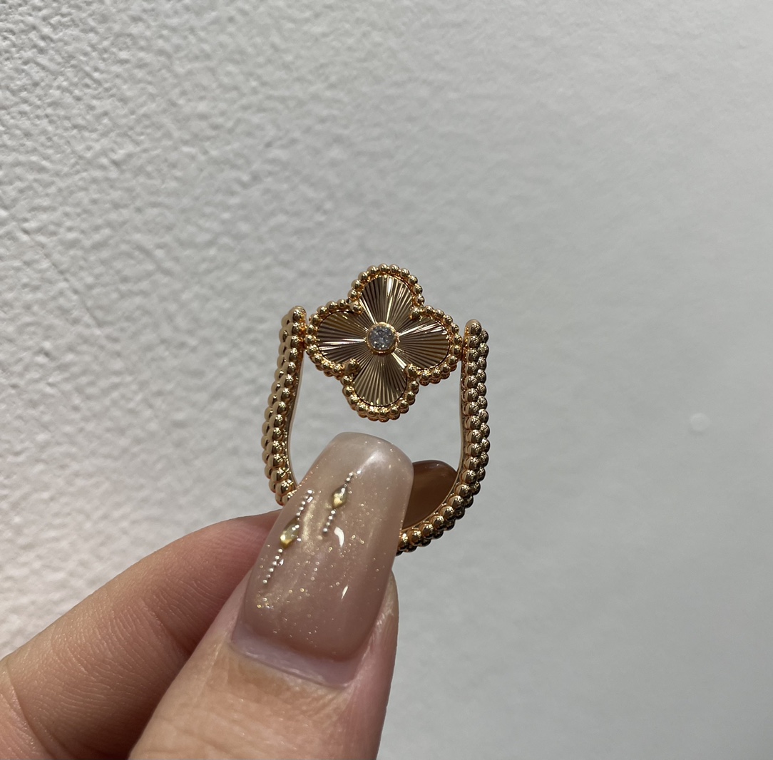 NO:669579,VCA four-leaf clover new double-sided ring. Developed according to z. The characters and steel seals are all perfect. The details are perfect. 5# 6# 7# 8#, 88260, ring, Cartier high-end jewelry19860909VCA四叶草新款双面戒指 按z开发 字印钢印齐 细节完美 现货5# 6# 7# 8#,88260,,ring,卡迪亚高端饰品,Jewelry