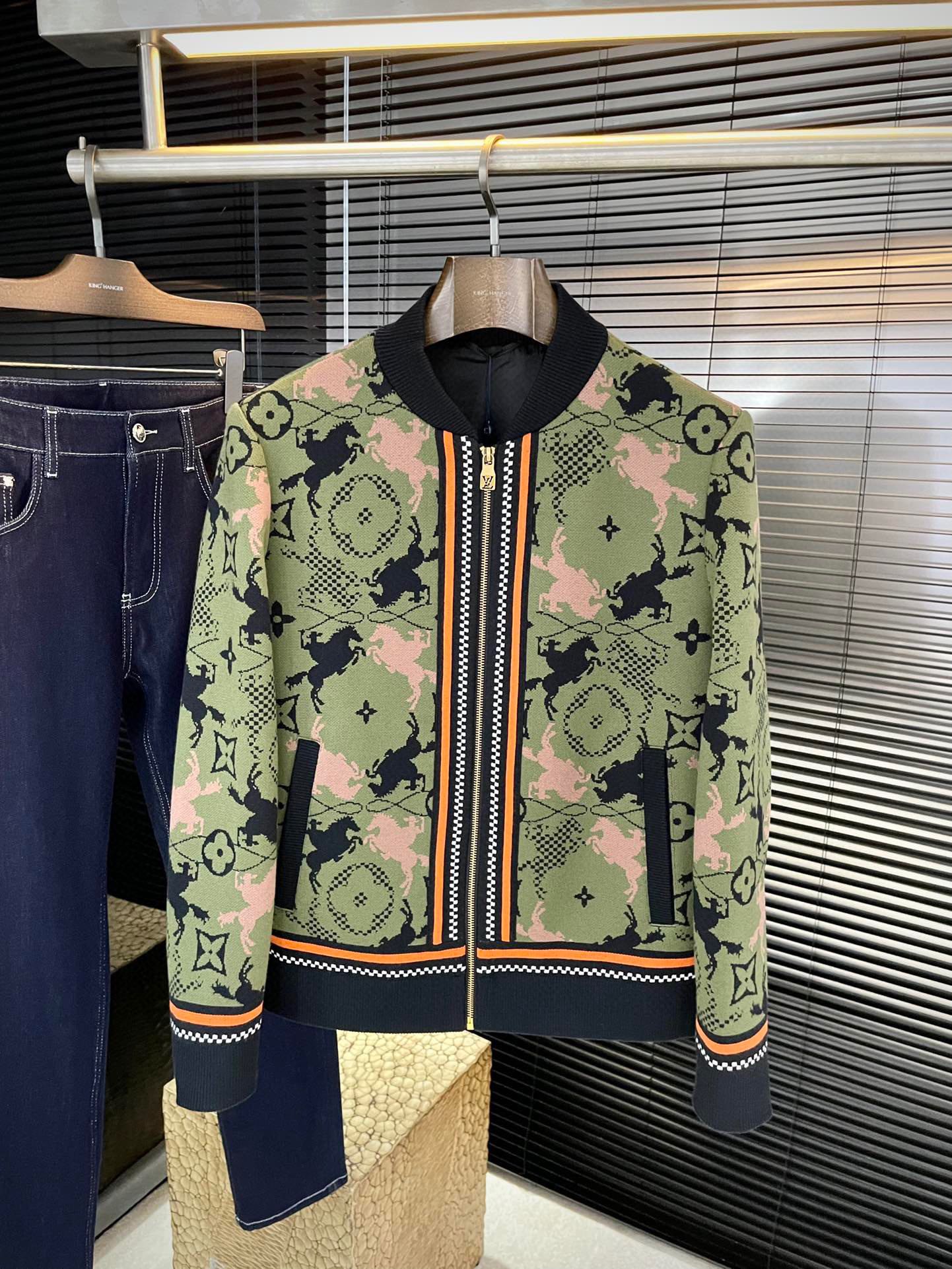 NO:643791,P LOUIS VU (Louis) highly recommended!  New autumn and winter products are on sale at the same time on the official website. Simple and elegant jacket. Imported original high-quality viscose fabric. The drape and luster are definitely uplifting. The placket design is more youthful and energetic. The workmanship is neat and smooth. All hardware accessories are supplied by customers and have top-quality logo accessories. At first glance, they are high-end fabrics. These fabrics are custom-woven. They are good products from regular large factories. There is nothing picky about them. This kind of jacket is for regular wear and is very practical. Size  48-56,,louis vuitton,louis vuitton,jackets & coats,jackets & coats,alexander wang19860909P LOUIS VU（路易）重磅推荐！秋冬新品 官网同步发售 简约大方夹克 进口原版高品质粘纤面料,垂度和光泽绝对是提气,门襟设计 更显青春活力,车工走线整齐平整,所有五金附料都是客供带logo顶级配件 一看就是高档的面料 这种面料都是定织的 正规大厂途径出来的好货,无任何有挑剔的地方 这样的一件外套属于常备常穿的,实用性很强.尺码 48-56,,louis vuitton,louis vuitton,jackets & coats,jackets & coats,alexander wang,Men's clothing