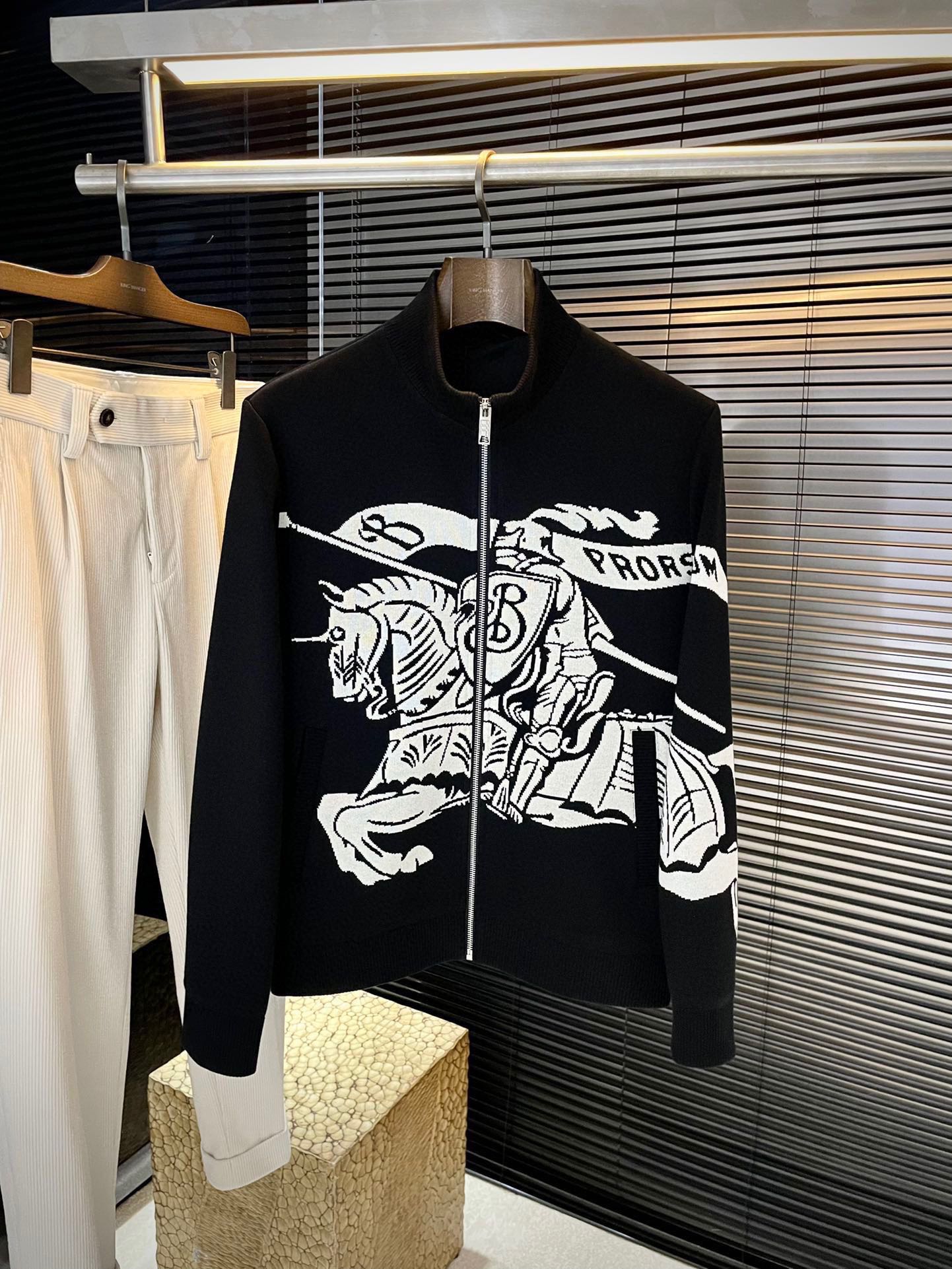 NO:643794,P Burber is highly recommended!  New autumn and winter products are on sale at the same time on the official website. Simple and elegant jacket. Imported original high-quality viscose fabric. The drape and luster are definitely uplifting. The placket design is more youthful and energetic. The workmanship is neat and smooth. All hardware accessories are supplied by customers and have top-quality logo accessories. At first glance, they are high-end fabrics. These fabrics are custom-woven. They are good products from regular large factories. There is nothing picky about them. This kind of jacket is for regular wear and is very practical. Size  48-56,,burberry,burberry,jackets & coats,jackets & coats,alexander wang19860909P  Burber（巴宝）重磅推荐！秋冬新品 官网同步发售 简约大方夹克 进口原版高品质粘纤面料,垂度和光泽绝对是提气,门襟设计 更显青春活力,车工走线整齐平整,所有五金附料都是客供带logo顶级配件 一看就是高档的面料 这种面料都是定织的 正规大厂途径出来的好货,无任何有挑剔的地方 这样的一件外套属于常备常穿的,实用性很强.尺码 48-56,,burberry,burberry,jackets & coats,jackets & coats,alexander wang,Men's clothing