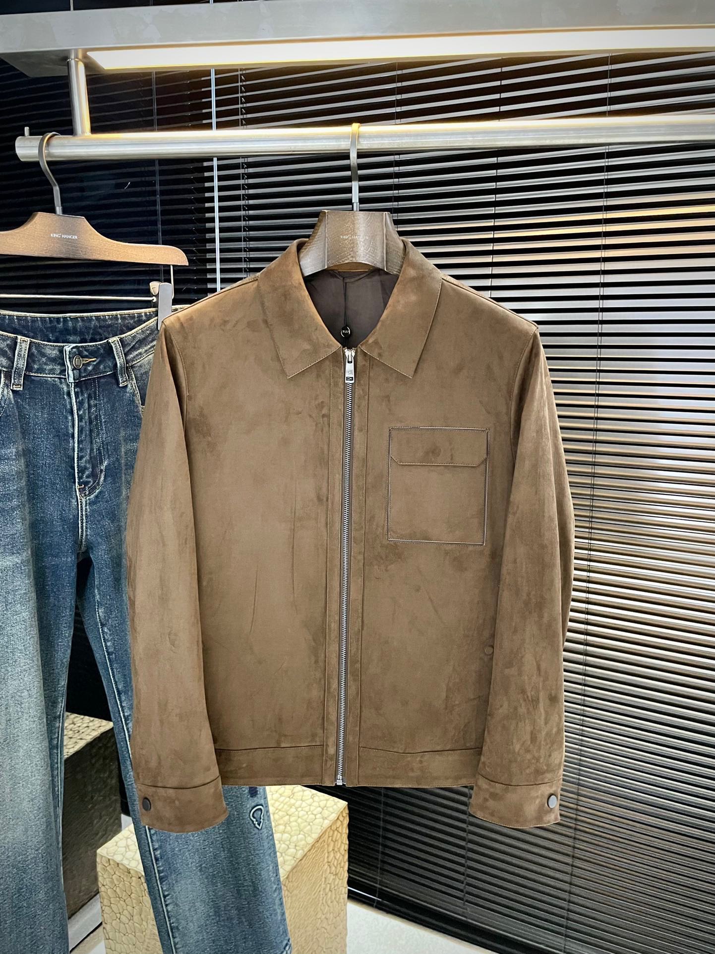 NO:643797,P Gucc is highly recommended!  New products for autumn and winter. Simple and elegant jacket. Imported original high-quality deerskin velvet fabric. The sag and luster are definitely refreshing. The simple design makes the style more youthful and energetic. The workmanship is neat and smooth. All hardware accessories are supplied by customers and have top-quality logo accessories. At first glance, they are high-end fabrics. These fabrics are all custom-woven. They are good products from regular large factories. There is nothing picky about them. This kind of jacket is for regular wear and is very practical. Size  M-3XL,,gucci,gucci,jackets & coats,jackets & coats,alexander wang19860909P  Gucc（古驰）重磅推荐！秋冬季新品 简约大方夹克 进口原版高品质鹿皮绒面料,垂度和光泽绝对是提气,简约设计 款式更显青春活力,车工走线整齐平整,所有五金附料都是客供带logo顶级配件 一看就是高档的面料 这种面料都是定织的 正规大厂途径出来的好货,无任何有挑剔的地方 这样的一件外套属于常备常穿的,实用性很强.尺码 M-3XL,,gucci,gucci,jackets & coats,jackets & coats,alexander wang,Men's clothing