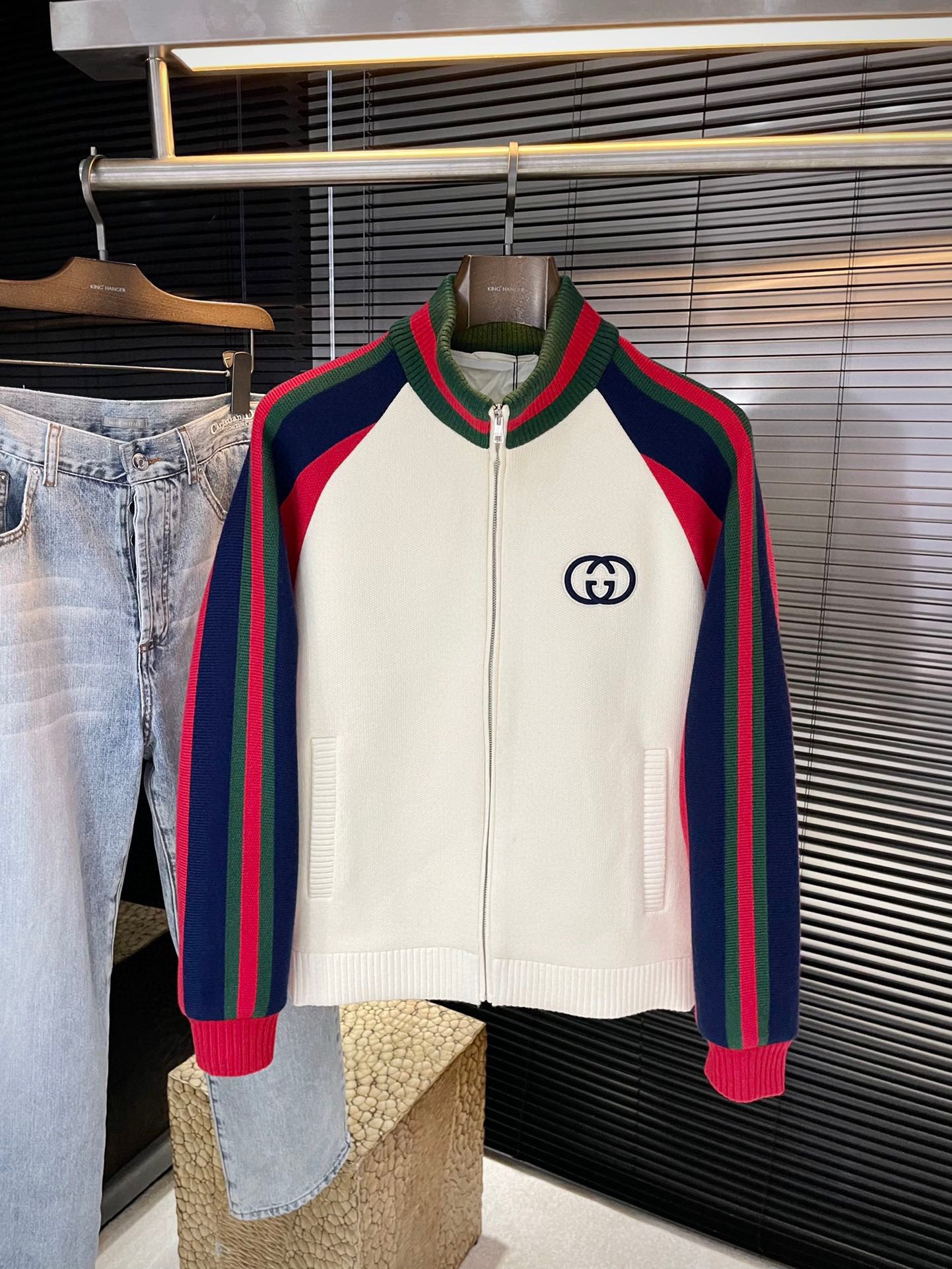 NO:643800,P Gucc is highly recommended!  New autumn and winter products are on sale at the same time on the official website. Simple and elegant jacket. Imported original high-quality viscose fabric. The drape and luster are definitely uplifting. The placket design is more youthful and energetic. The workmanship is neat and smooth. All hardware accessories are supplied by customers and have top-quality logo accessories. At first glance, they are high-end fabrics. These fabrics are custom-woven. They are good products from regular large factories. There is nothing picky about them. This kind of jacket is for regular wear and is very practical. Size  48-56,,gucci,gucci,jackets & coats,jackets & coats,alexander wang19860909P Gucc（古驰）重磅推荐！秋冬新品 官网同步发售 简约大方夹克 进口原版高品质粘纤面料,垂度和光泽绝对是提气,门襟设计 更显青春活力,车工走线整齐平整,所有五金附料都是客供带logo顶级配件 一看就是高档的面料 这种面料都是定织的 正规大厂途径出来的好货,无任何有挑剔的地方 这样的一件外套属于常备常穿的,实用性很强.尺码 48-56,,gucci,gucci,jackets & coats,jackets & coats,alexander wang,Men's clothing