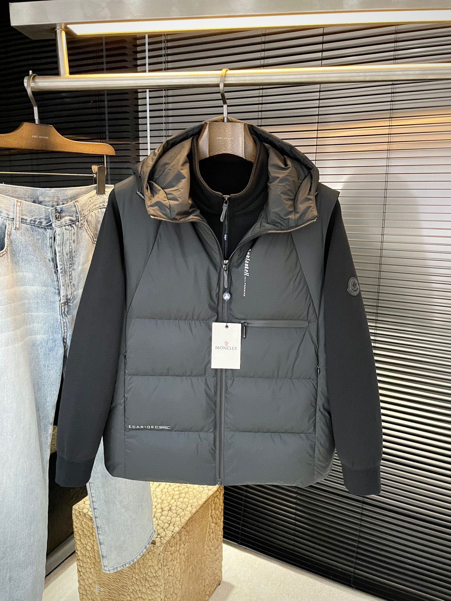 NO:643803,P Monch is highly recommended!  New autumn and winter products are on sale simultaneously on the official website. Simple and elegant two-piece jacket, down vest and coat. Imported original high-quality polyester fiber fabric. The sag and luster are definitely uplifting. The placket design is more youthful and energetic. The workmanship is neat and smooth. All hardware accessories are top-notch accessories with logos. At first glance, it is a high-end fabric. This fabric is all custom-woven. It is a good product from a regular large factory, and there is nothing picky about it.  This kind of jacket is always worn and very practical. Size 48-56,,Moncler,jackets & coats,jackets & coats,down jacket,alexander wang19860909P Monch（蒙口）重磅推荐！秋冬新品 官网同步发售 简约大方两件套夹克羽绒马甲外套 进口原版高品质聚脂纤维面料,垂度和光泽绝对是提气,门襟设计 更显青春活力,车工走线整齐平整,所有五金附料都是客供带logo顶级配件 一看就是高档的面料 这种面料都是定织的 正规大厂途径出来的好货,无任何有挑剔的地方 这样的一件外套属于常备常穿的,实用性很强.尺码 48-56,,Moncler,jackets & coats,jackets & coats,down jacket,alexander wang,Men's clothing