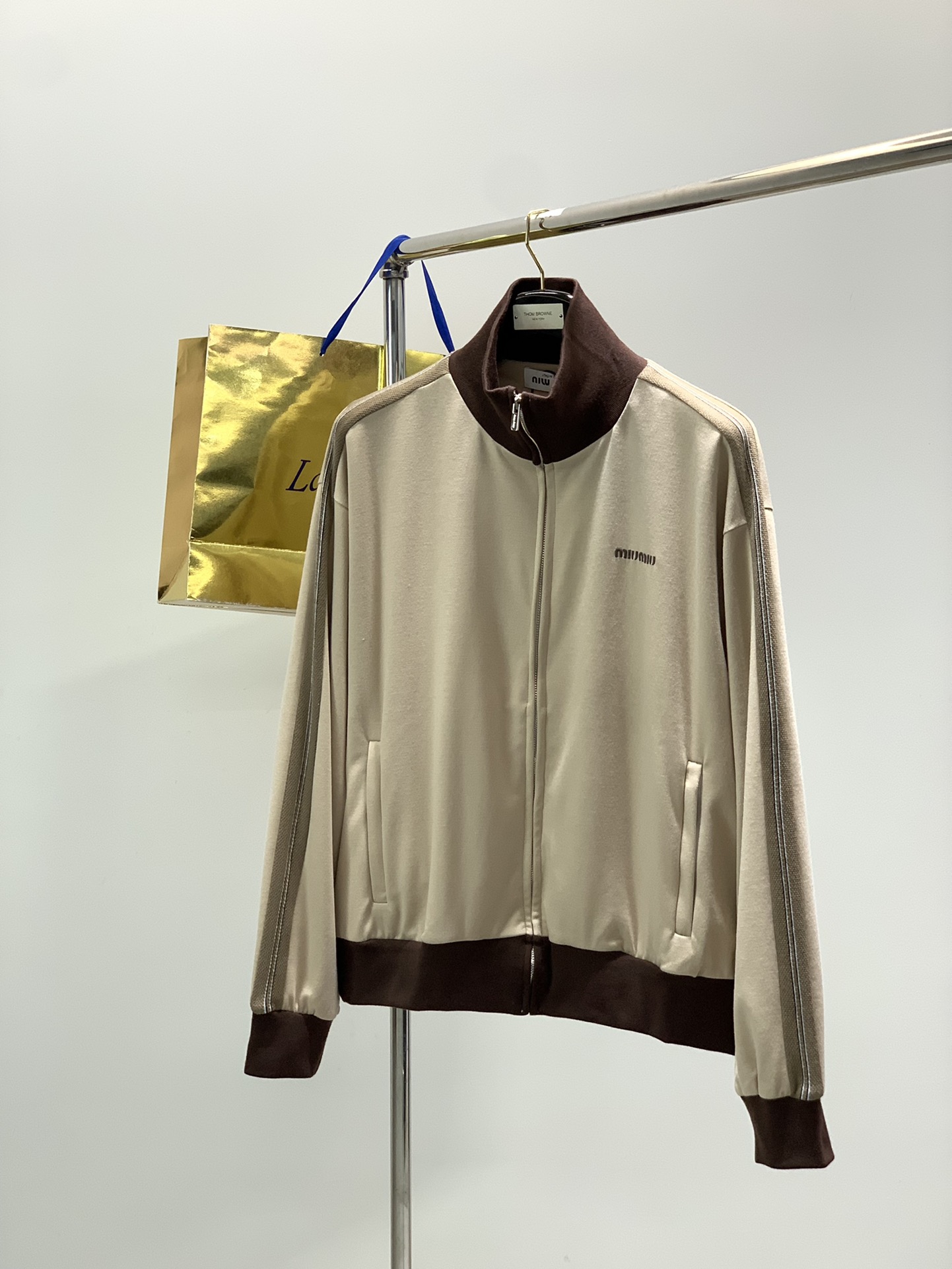 NO:656390,, miu miu 2025 winter latest products, available at counters simultaneously, original goods, fashionable casual jackets, imported original fabrics, the upper body is comfortable and breathable, top-notch printing technology letter pattern decoration logo, original hardware accessories decoration, extremely high grade, comfortable and versatile, the upper body is very handsome, 2 colors recommended, size S-Xl,, miumiu, jackets & coats, jackets & coats, alexander wang19860909,miu miu 2025冬季最新品,专柜同步有售,原单狠货,时尚休闲夹克外套,进口原版面料,上身舒适透气,顶级印花工艺字母图案装饰logo,原版五金辅料装饰,档次极高,舒适百搭,上身帅气十足,2色推荐,码数S-Xl,,miumiu,jackets & coats,jackets & coats,alexander wang,Men's clothing