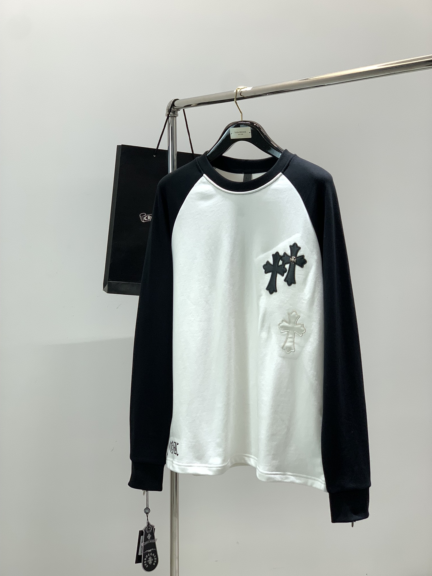 NO:643917,, Chrome Hearts, new autumn products, available at counters simultaneously, original goods, fashionable and casual round neck long-sleeved T-shirt, using imported original fabrics, top-notch embroidery technology letter pattern logo, original hardware accessories decoration, unique design, counter selling, stylish and handsome upper body, size S-XL,, chrome hearts, chrome hearts, tees, t-shirt, alexander wang19860909,Chrome Hearts 克罗心,秋季新品,专柜同步有售,原单狠货,时尚休闲圆领长袖T恤,采用进口原版面料,顶级刺绣工艺字母图案logo,原版五金辅料装饰,独特设计,专柜卖相,上身时尚帅,码数S-XL,,chrome hearts,chrome hearts,tees，t-shirt,alexander wang,Men's clothing