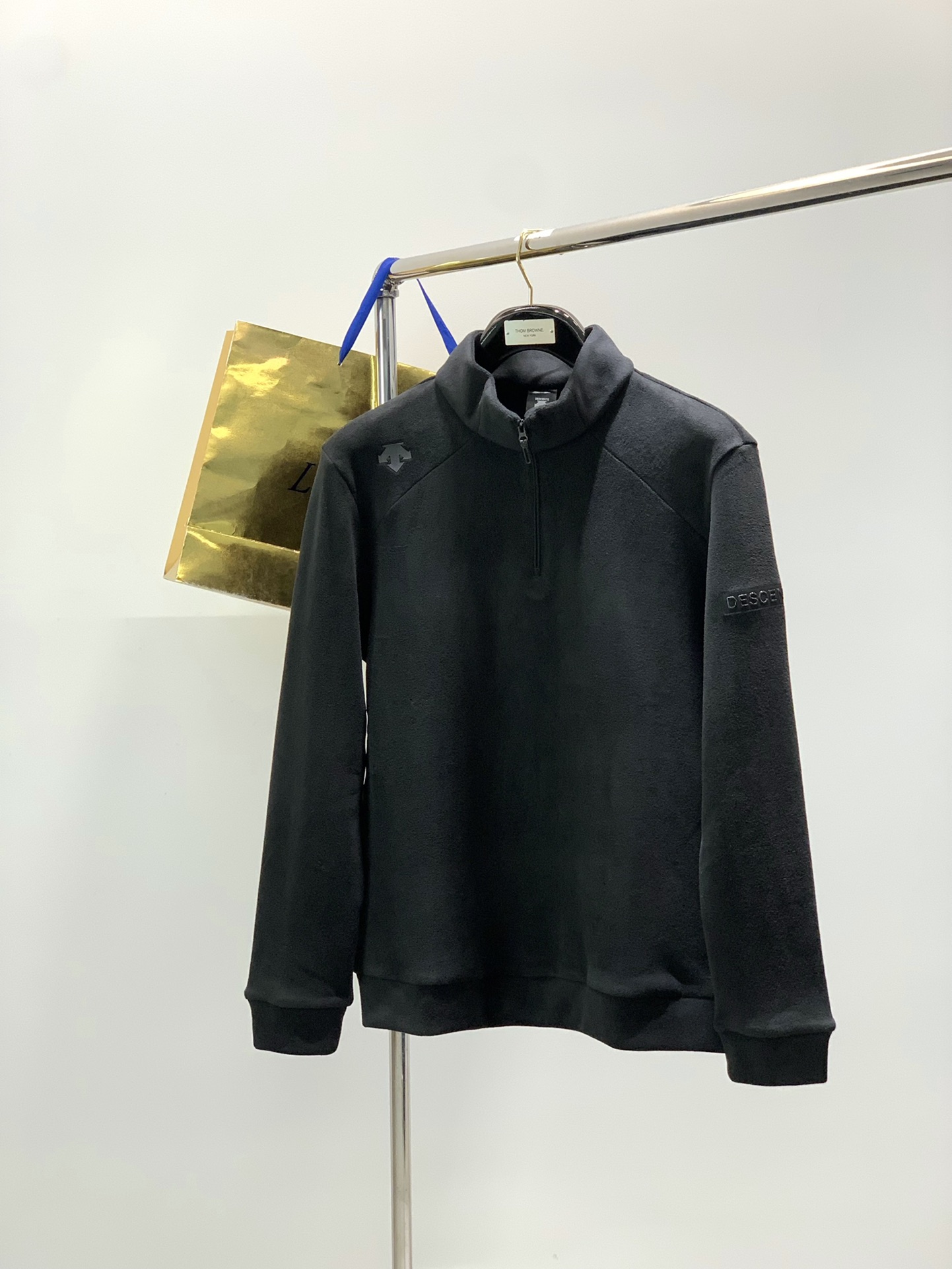 NO:643925,, DESCENTE, new winter model, fashionable and casual polar fleece sweatshirt, available at counters, original goods, top-notch printing technology, letter pattern decoration logo, original hardware accessories decoration, extremely high grade, fashionable and stylish upper body, complete three labels, a must-have item for fashionable people, size M-4XL,, hoodie, sweatshirts, alexander wang19860909,DESCENTE 迪桑特,冬季新款,时尚休闲摇粒绒卫衣,专柜同步有售,原单狠货,顶级印花工艺字母图案装饰logo,原版五金辅料装饰,档次极高,上身时尚有型,三标齐全,潮人必备单品,码数M-4XL,,hoodie,sweatshirts,alexander wang,Men's clothing