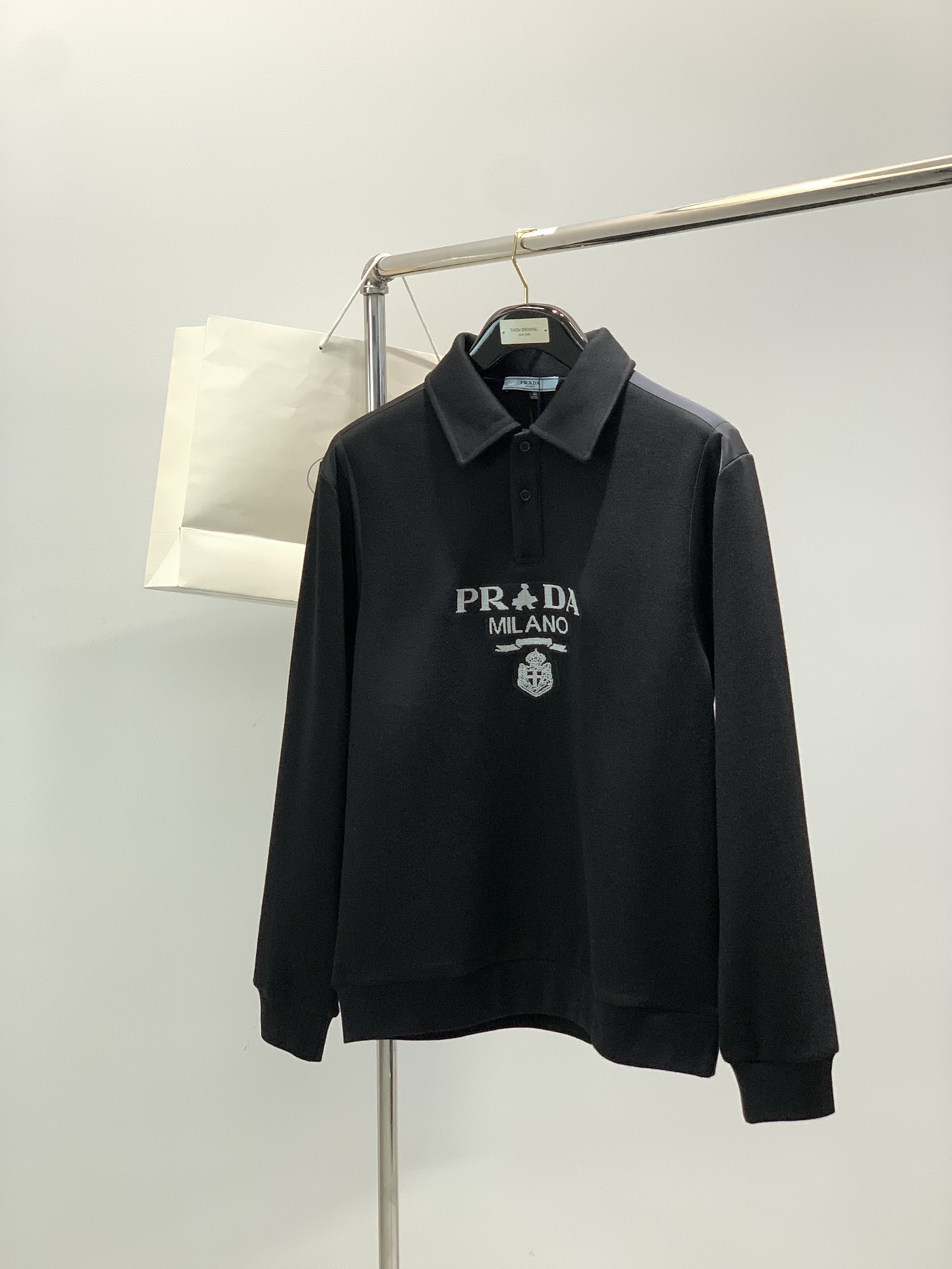 NO:643937,, PRADA Prada, the latest autumn products, available at counters simultaneously, fashionable and casual lapel long-sleeved sweatshirt, imported original fabrics, extremely complex workmanship, the only channel that can be used as a purchasing agent, top-notch embroidery crafts letter pattern logo, extremely high-grade, comfortable and versatile, handsome and stylish upper body, size M-3XL,, prada, prada, hoodie, sweatshirts, alexander wang19860909,PRADA 普拉达,秋季最新品,专柜同步有售,时尚休闲翻领长袖卫衣,进口原版面料,做工极为复杂,唯一可以做代购级别的渠道狠货,顶级刺绣工艺字母图案logo,档次极高,舒适百搭,上身帅气有型,码数M-3XL,,prada,prada,hoodie,sweatshirts,alexander wang,Men's clothing